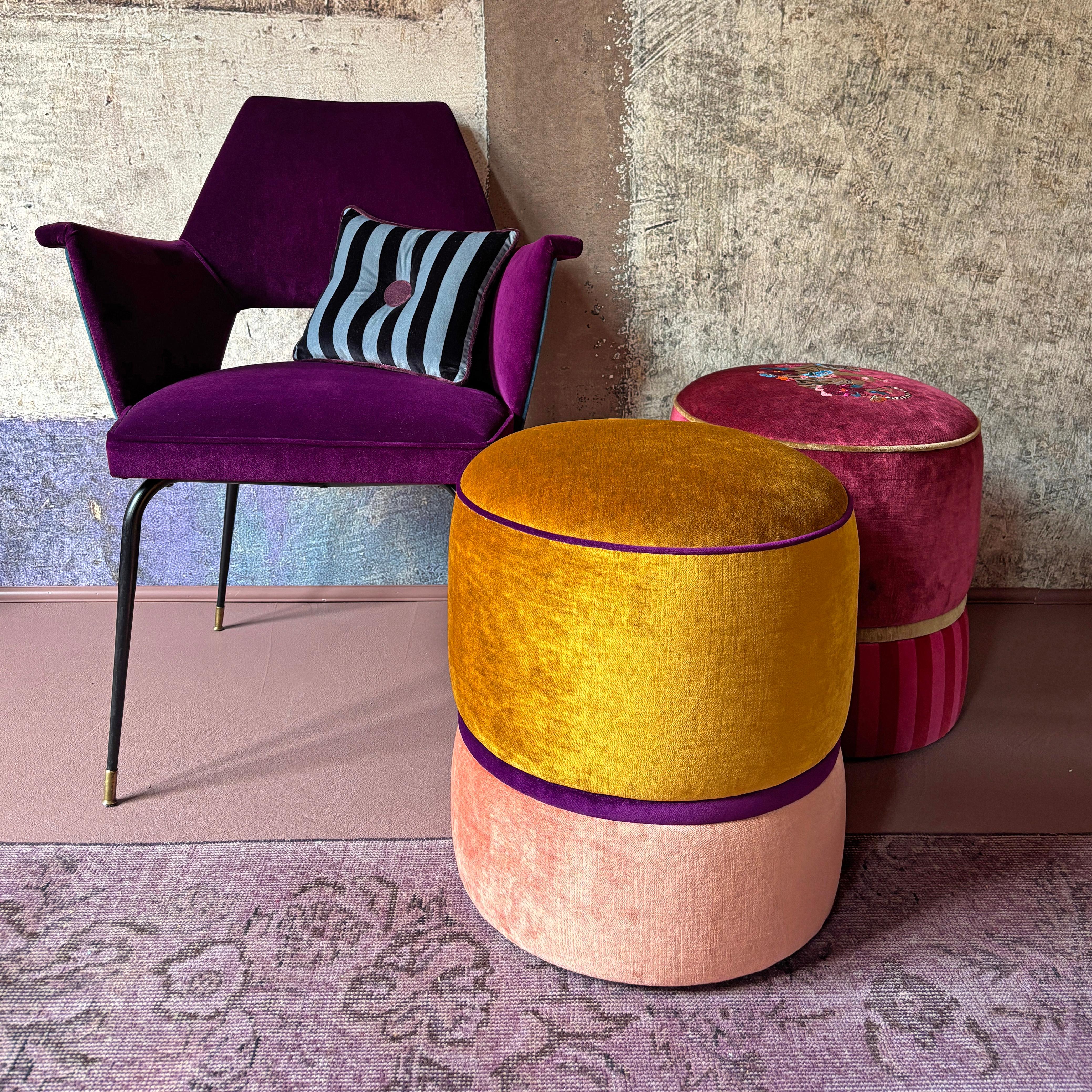 Contemporain Pouf en velours rose et or fabriqué à la main en vente