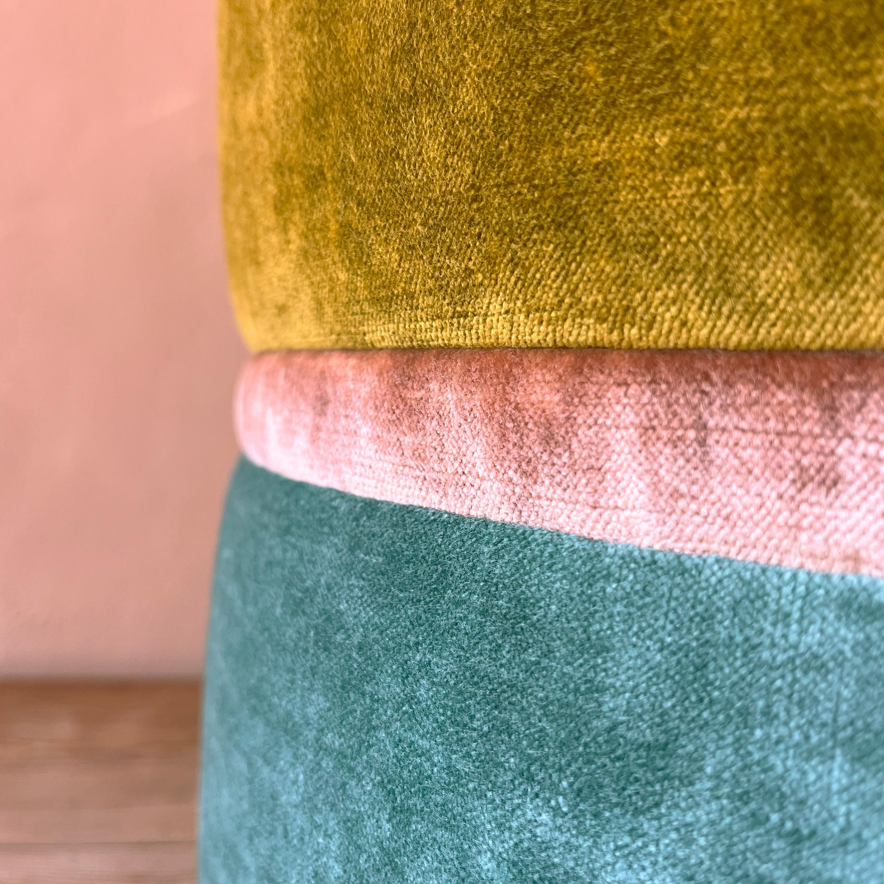 Italian Pouf artigianale in velluto verde e azzurro For Sale