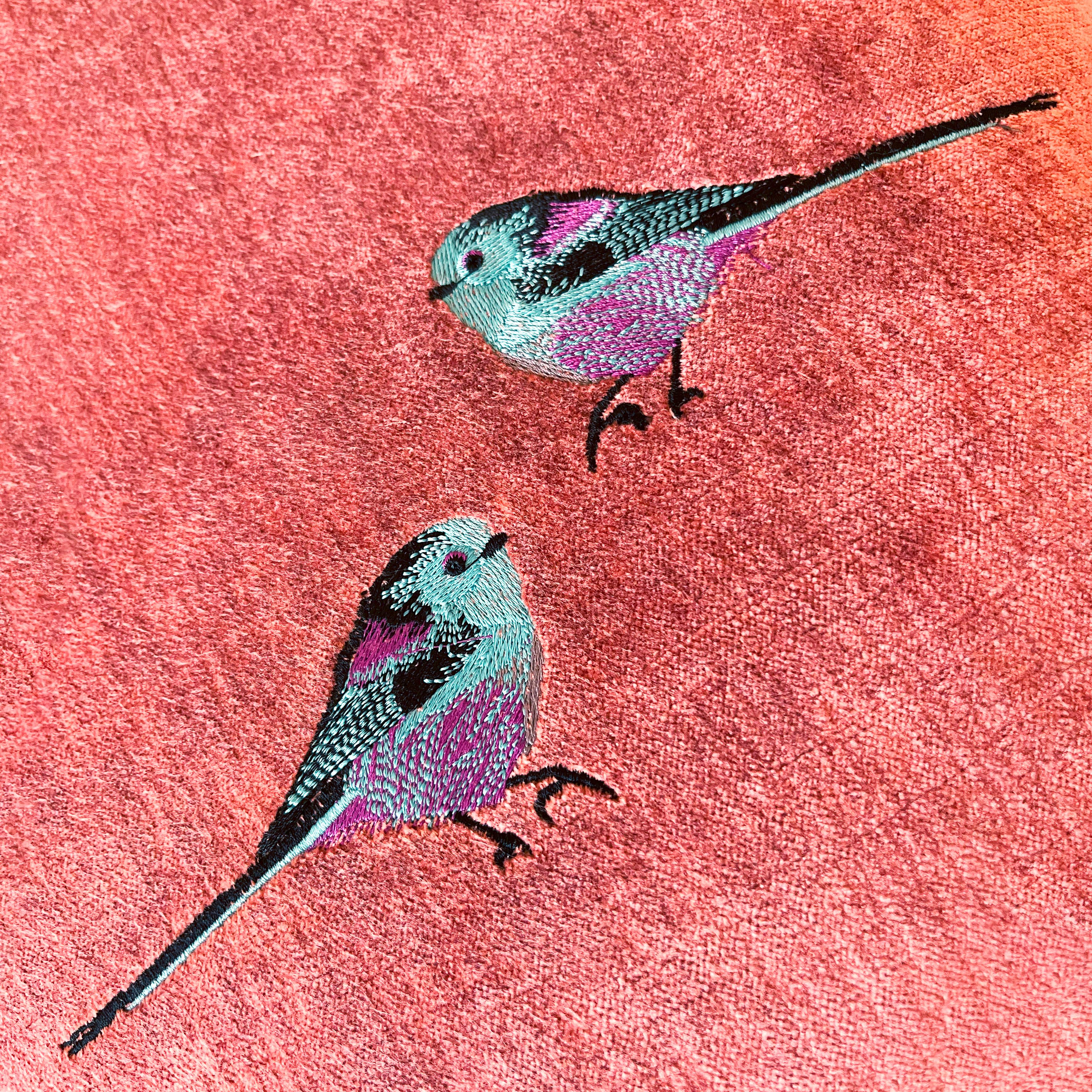 Handgefertigter Hocker, bestickt mit rosa und lila Samt (Italian) im Angebot