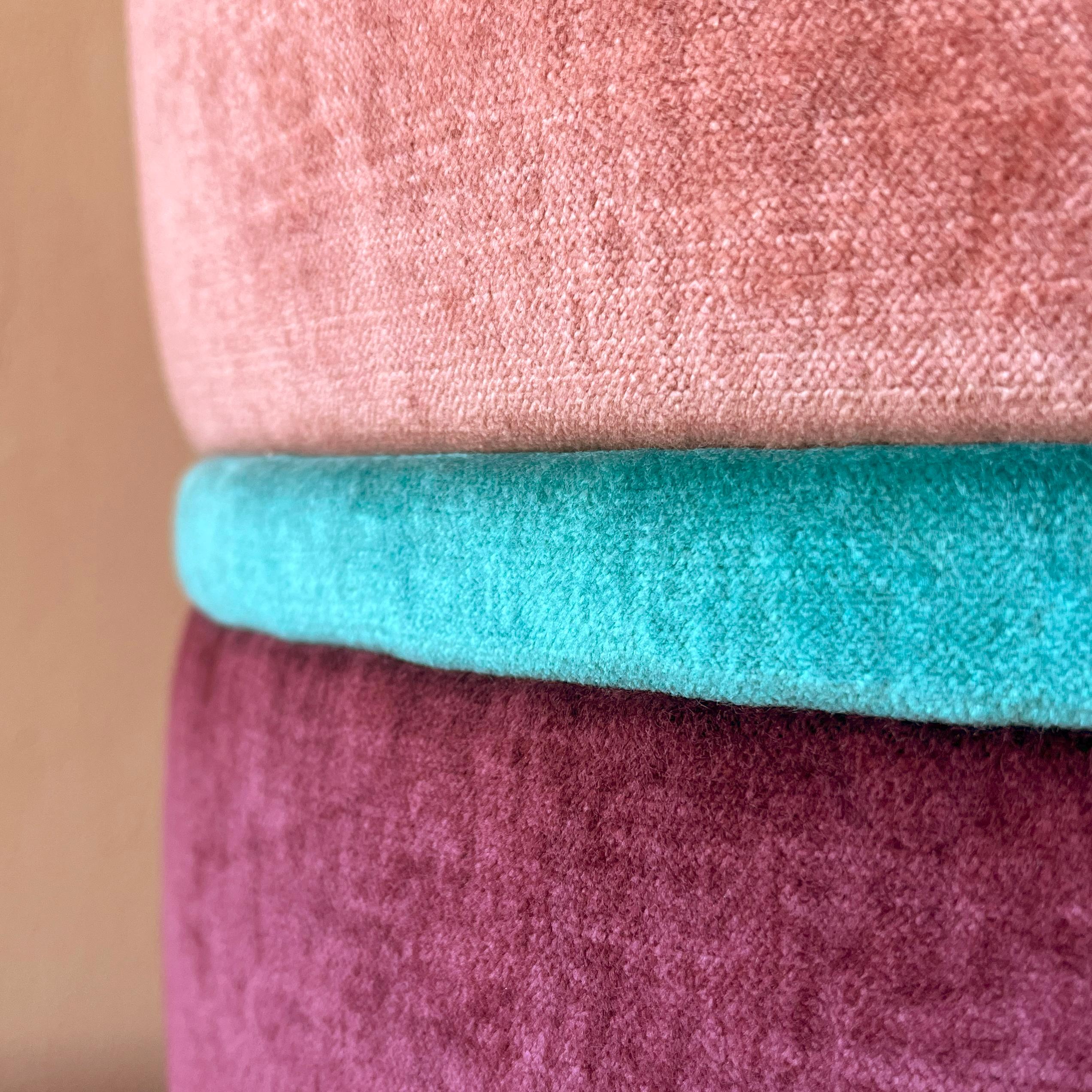 Handgefertigter Hocker, bestickt mit rosa und lila Samt im Zustand „Neu“ im Angebot in Torino, IT