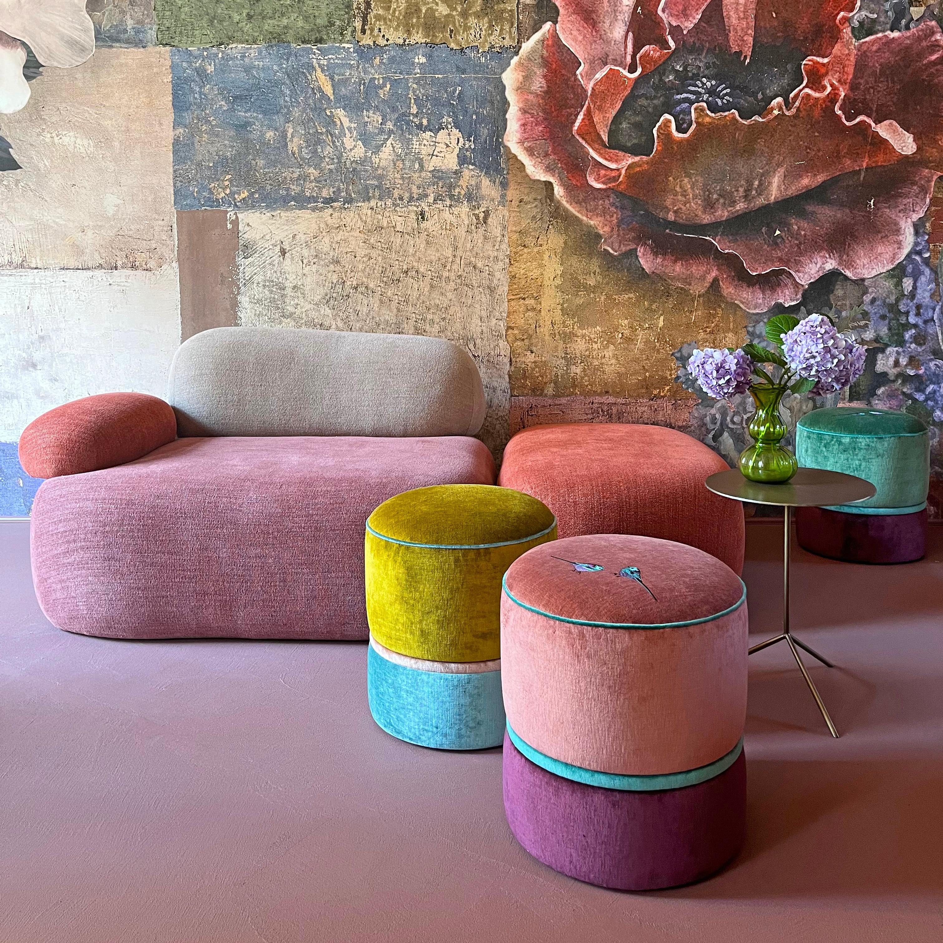 Handgefertigter Hocker, bestickt mit rosa und lila Samt im Angebot 1