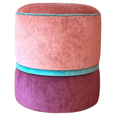 Pouf artigianale ricamato in velluto rosa e viola