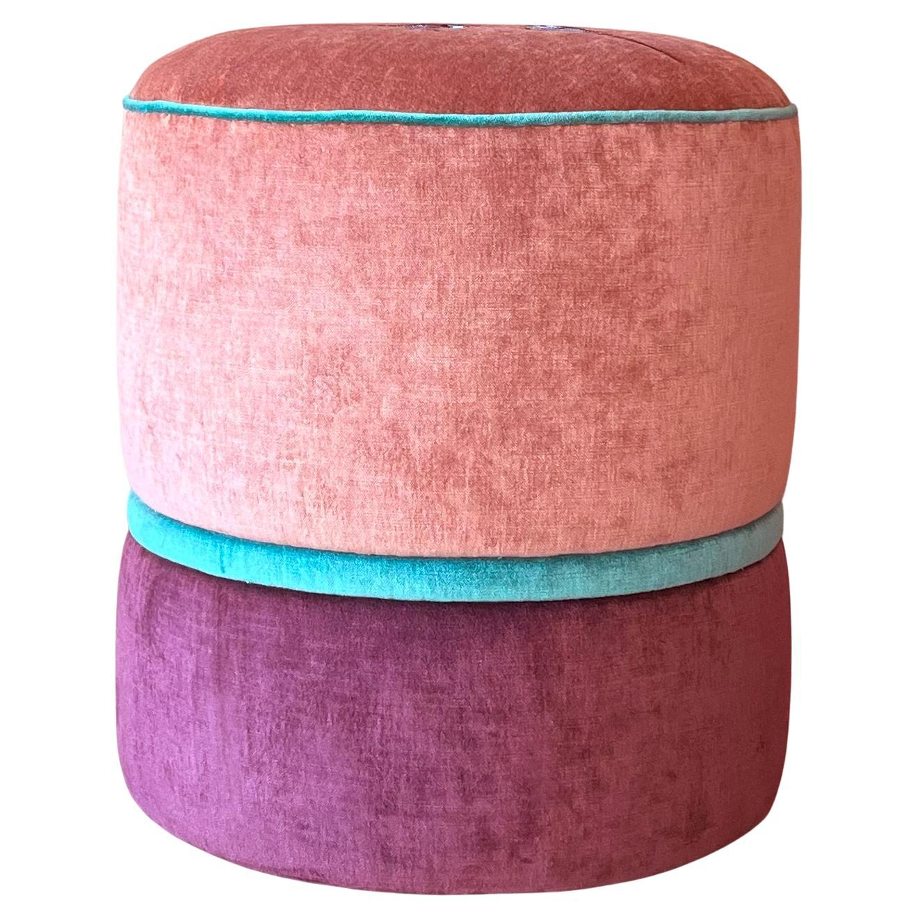 Pouf artisanal brodé en velours rose et violet