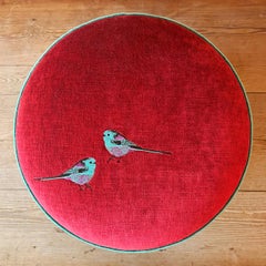 Handgefertigter Hocker, bestickt mit rotem und violettem Samt