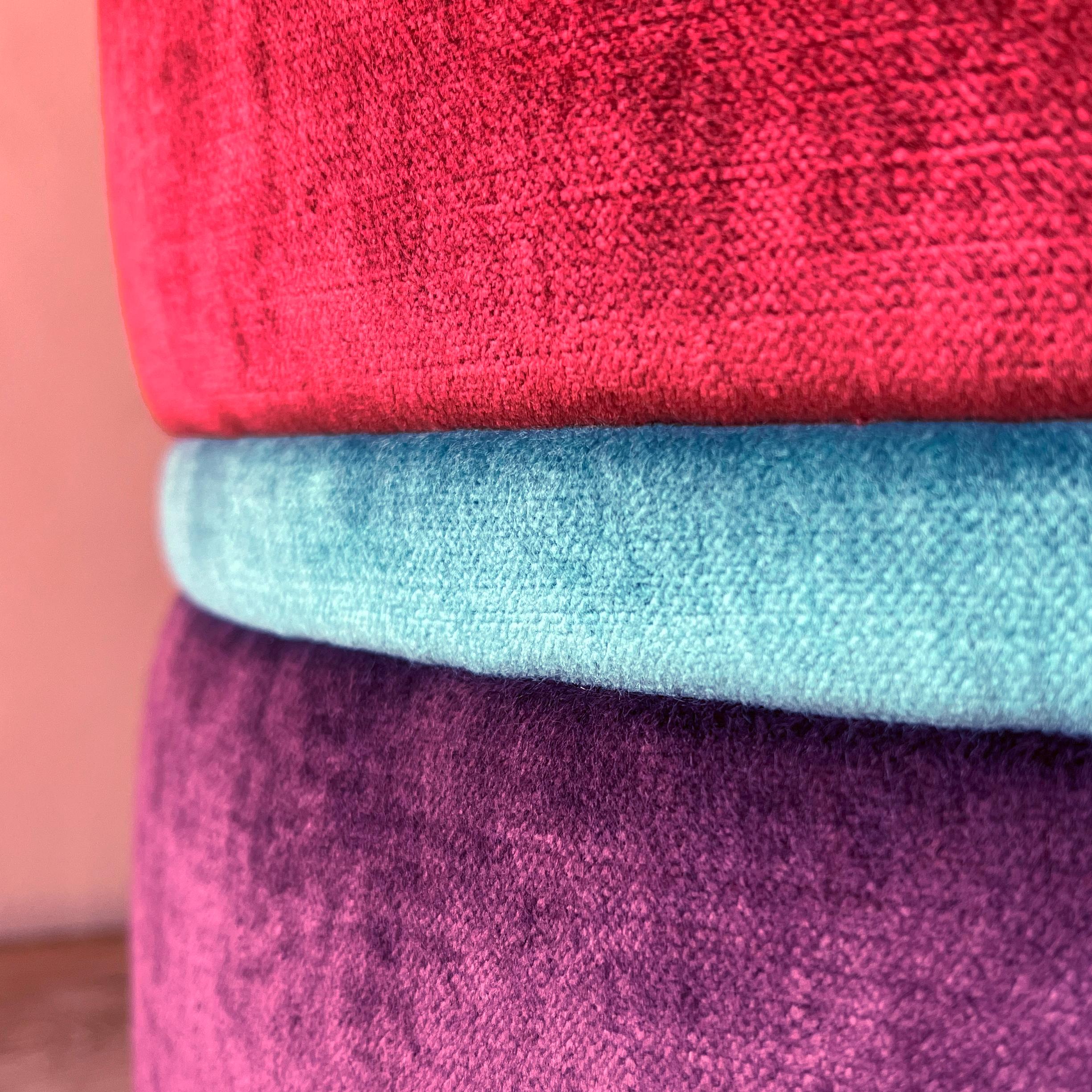Pouf artigianale ricamato in velluto rosso e viola Neuf - En vente à Torino, IT