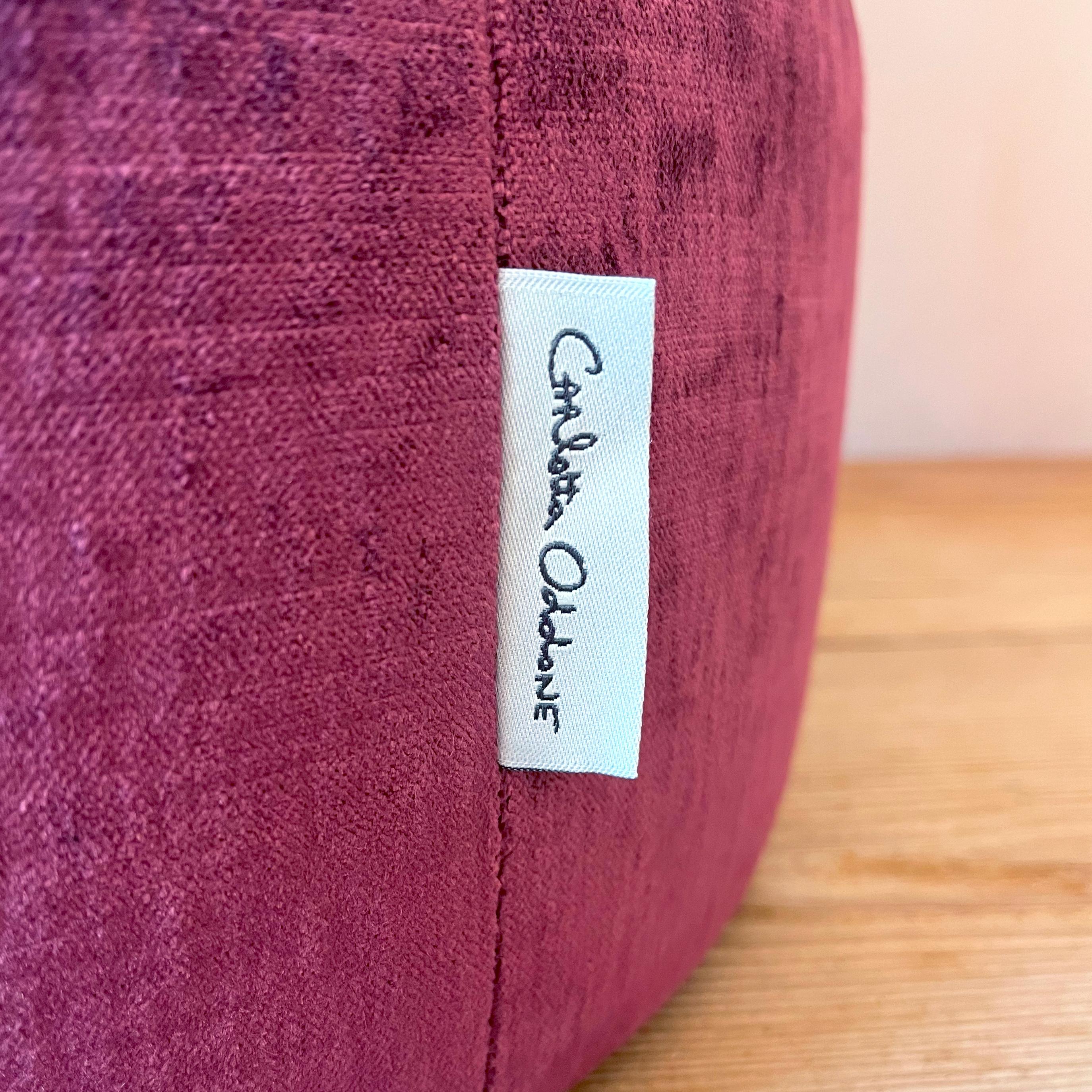 Contemporain Pouf artigianale ricamato in velluto rosso e viola en vente