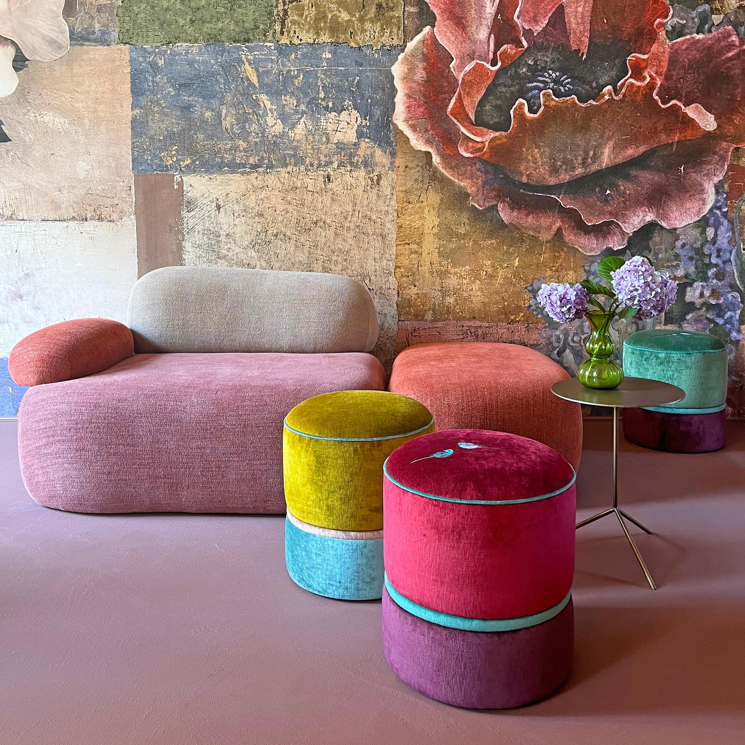 Velours Pouf artigianale ricamato in velluto rosso e viola en vente