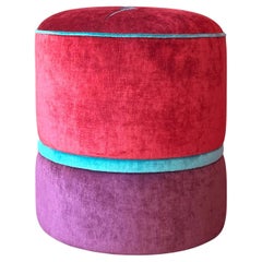 Pouf artigianale ricamato in velluto rosso e viola
