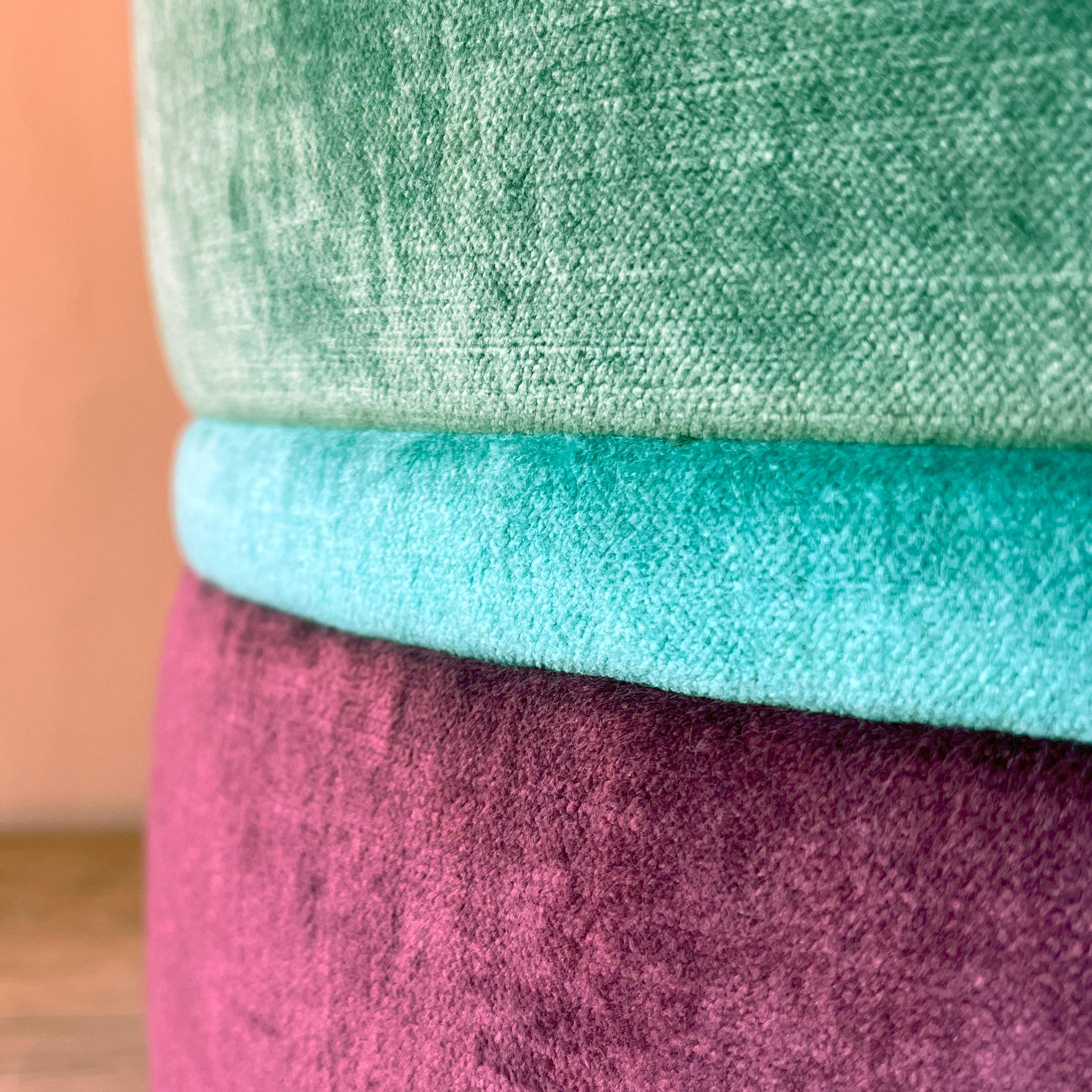 Pouf artigianale ricamato in velluto verde acqua e viola en Nuevo estado para la venta en Torino, IT