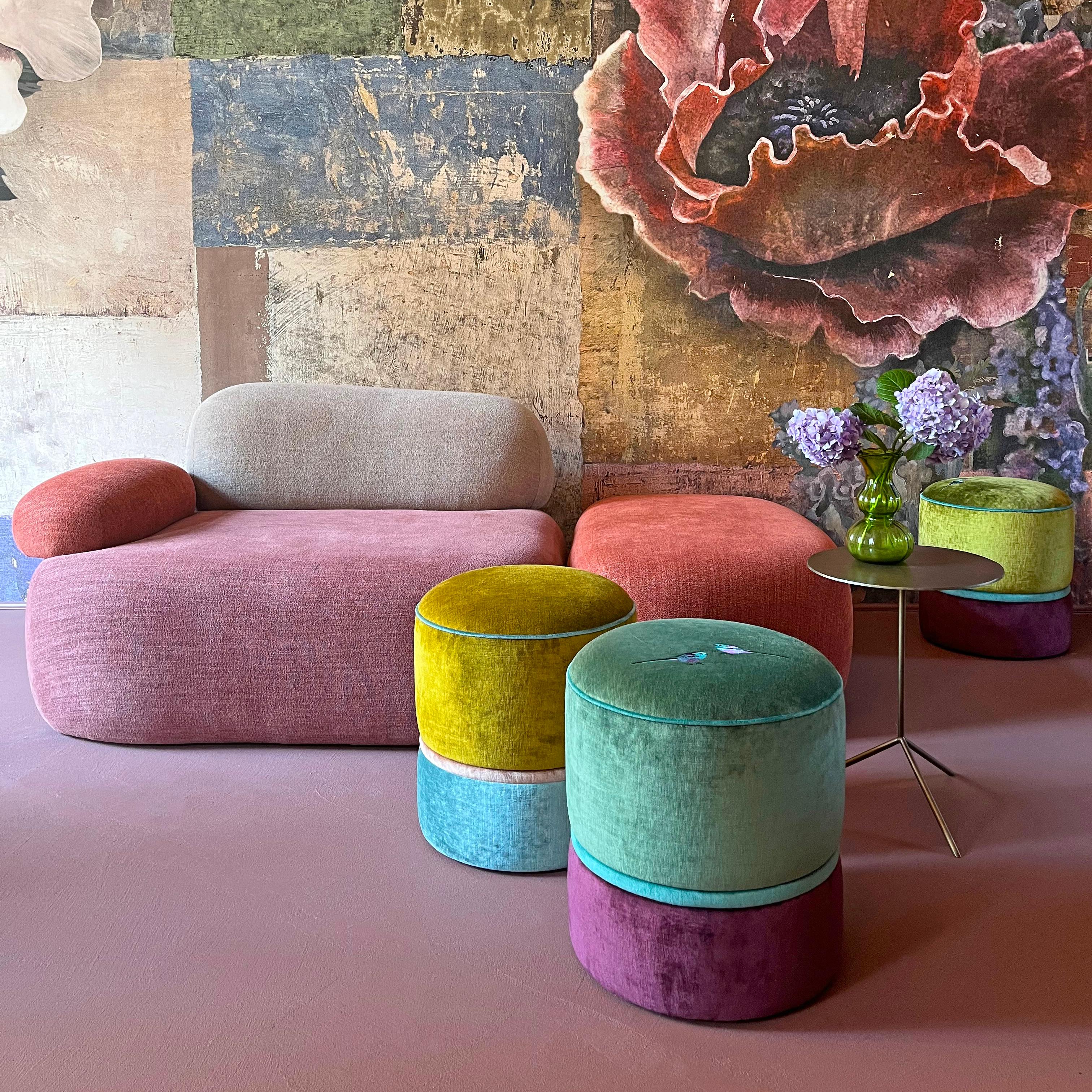 Pouf artigianale ricamato in velluto verde acqua e viola Terciopelo en venta