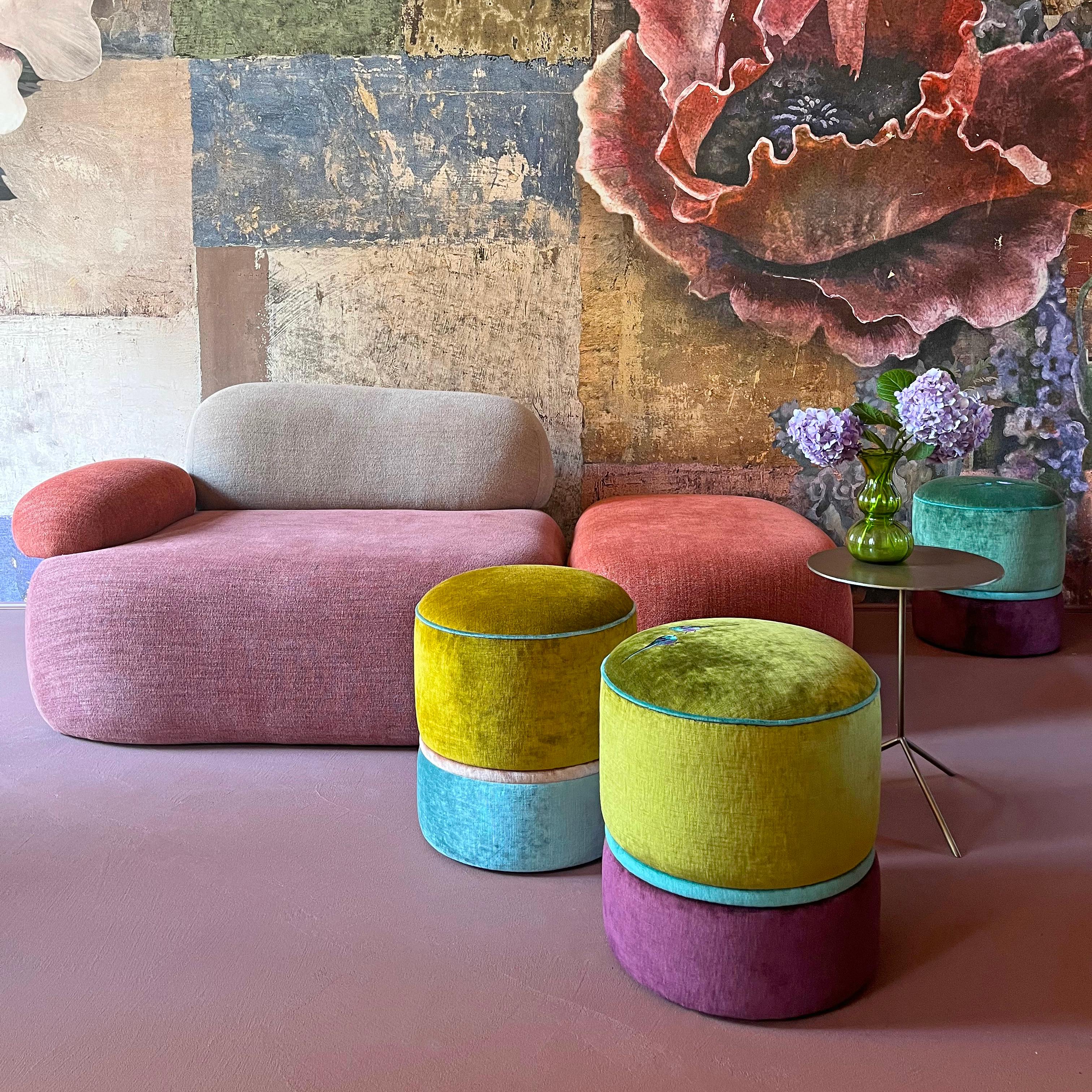 Velours Pouf artigianale ricamato in velluto verde e viola en vente