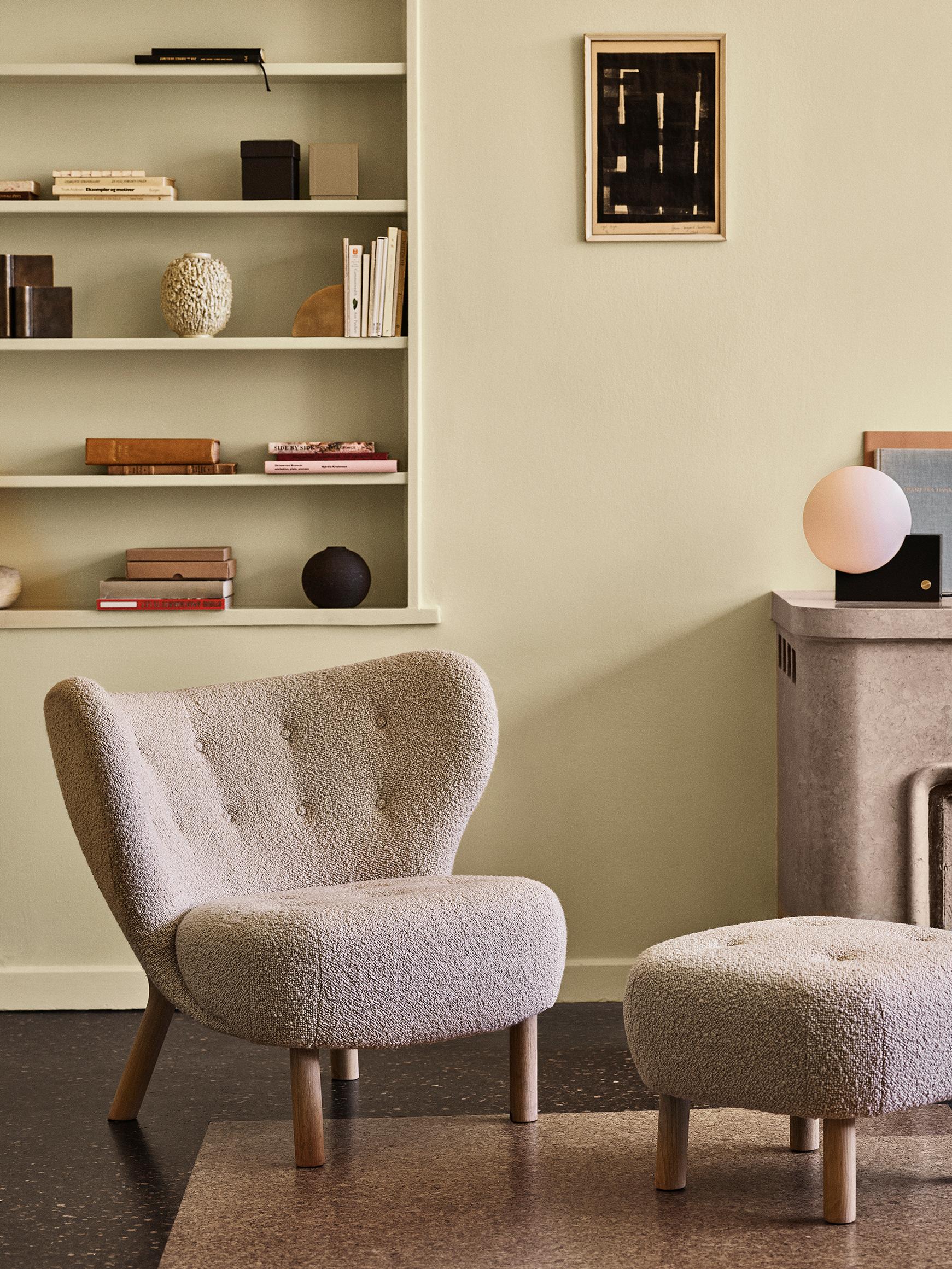 Morbido e accogliente, il Pouf è un compagno ideale. Con le gambe arrotondate in Oak Oak oliato e il rivestimento in Karakorum 003, dona un calore organico a qualsiasi interno. Abbinalo alla Piccola Petra per ottenere un'elegante composizione di