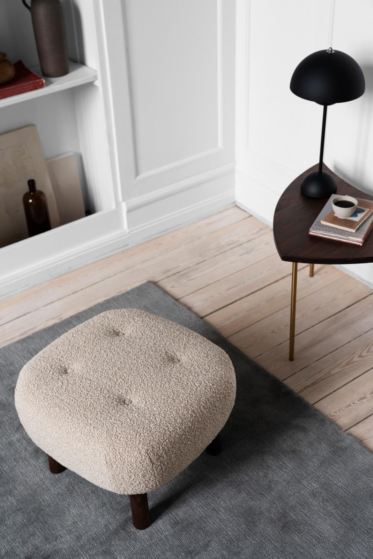 Pouf ATD 1 aus geöltem Nussbaum und Karakorum 003 von &Tradition (Skandinavische Moderne) im Angebot