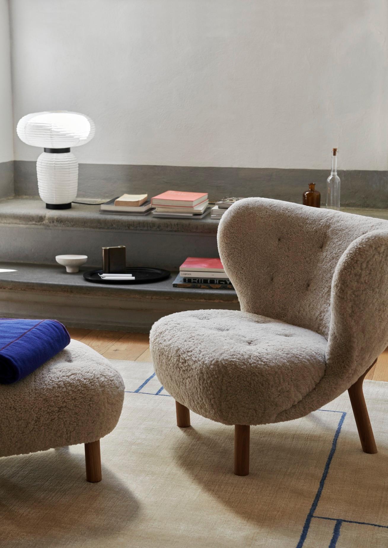 Doux et nourrissant, le Pouf est un compagnon idéal. Avec ses pieds arrondis en chêne huilé et son revêtement en Karakorum 003, il confère une chaleur organique à tout intérieur. Associez-le au Little Petra pour créer un élégant ensemble de sièges