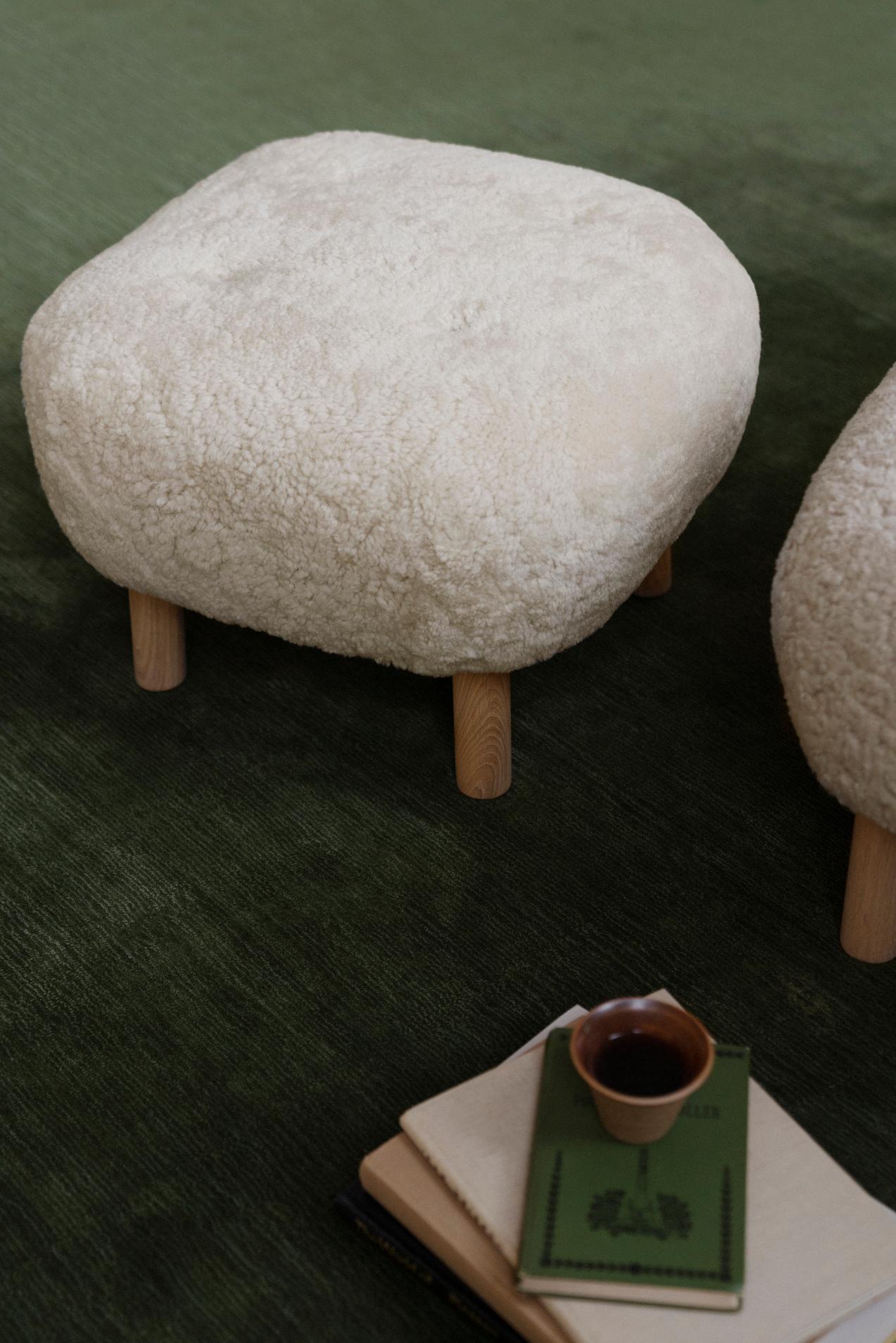 Pouf ATD 1 aus Schafsfell Moonlight und Oak von &Tradition im Angebot 1