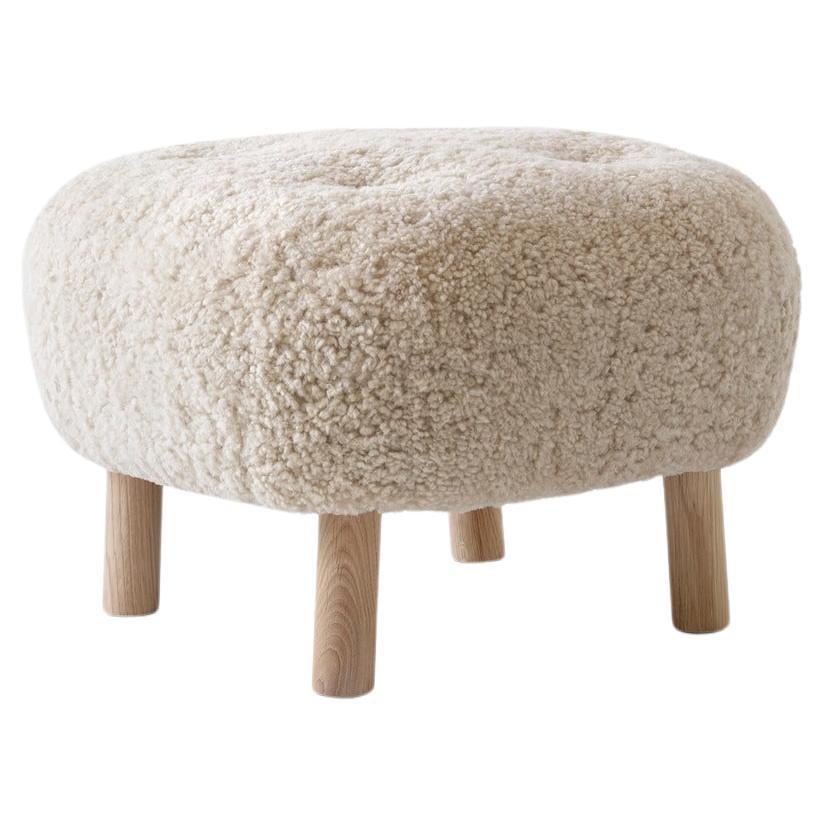 Pouf ATD 1 en peau de mouton Clair de lune et Oak par &Tradition en vente
