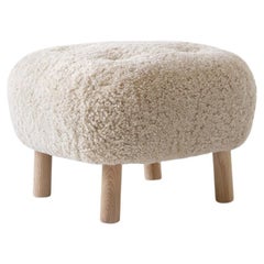 Pouf ATD 1 en peau de mouton Clair de lune et Oak par &Tradition
