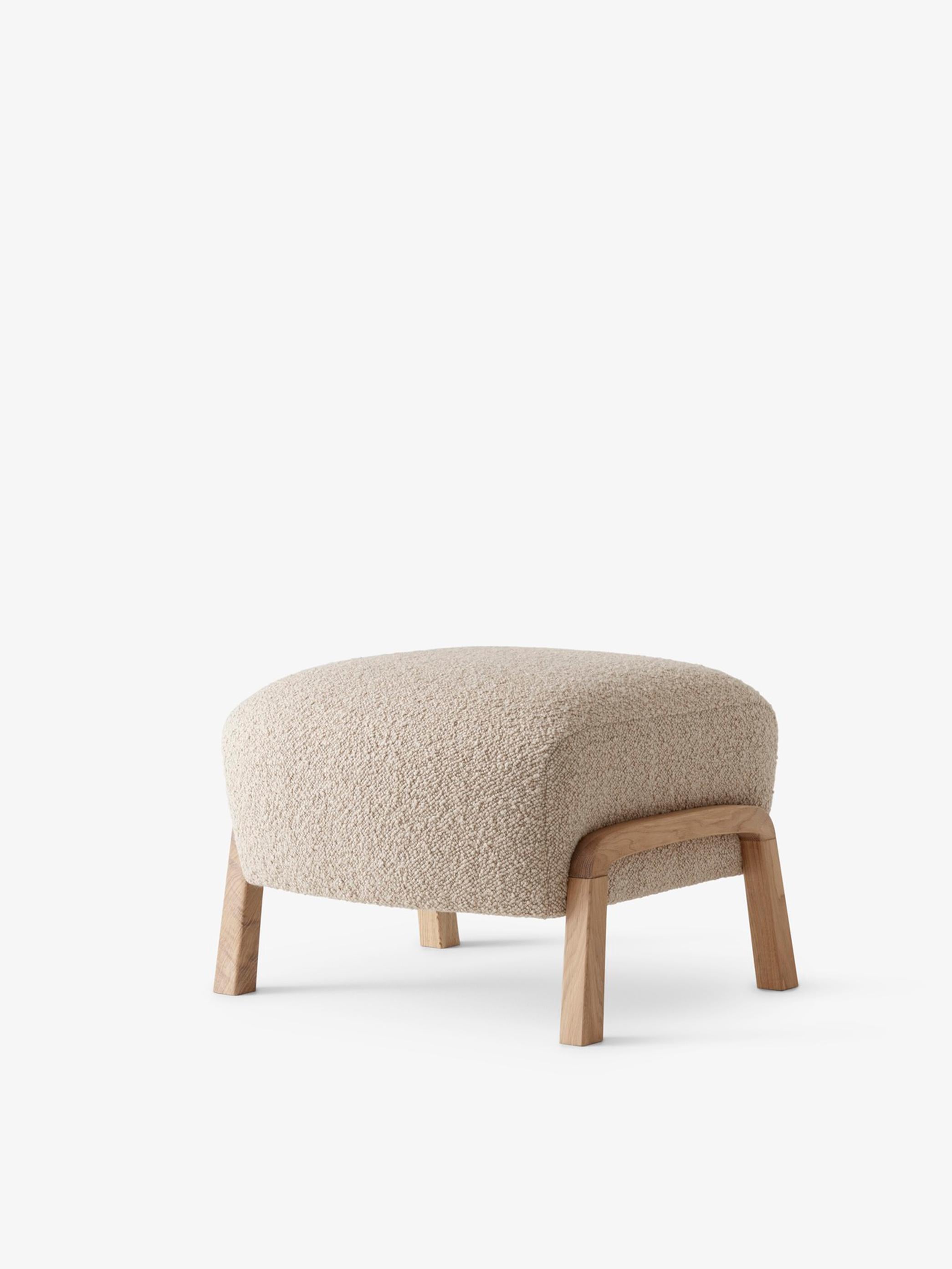 Basado en la estética característica del escultural sillón Wulff, el puf Wulff está hecho a mano con patas de roble macizo. Tanto si lo usas como reposapiés para la silla Wulff como si lo utilizas solo, el objetivo final es la relajación.

Material: