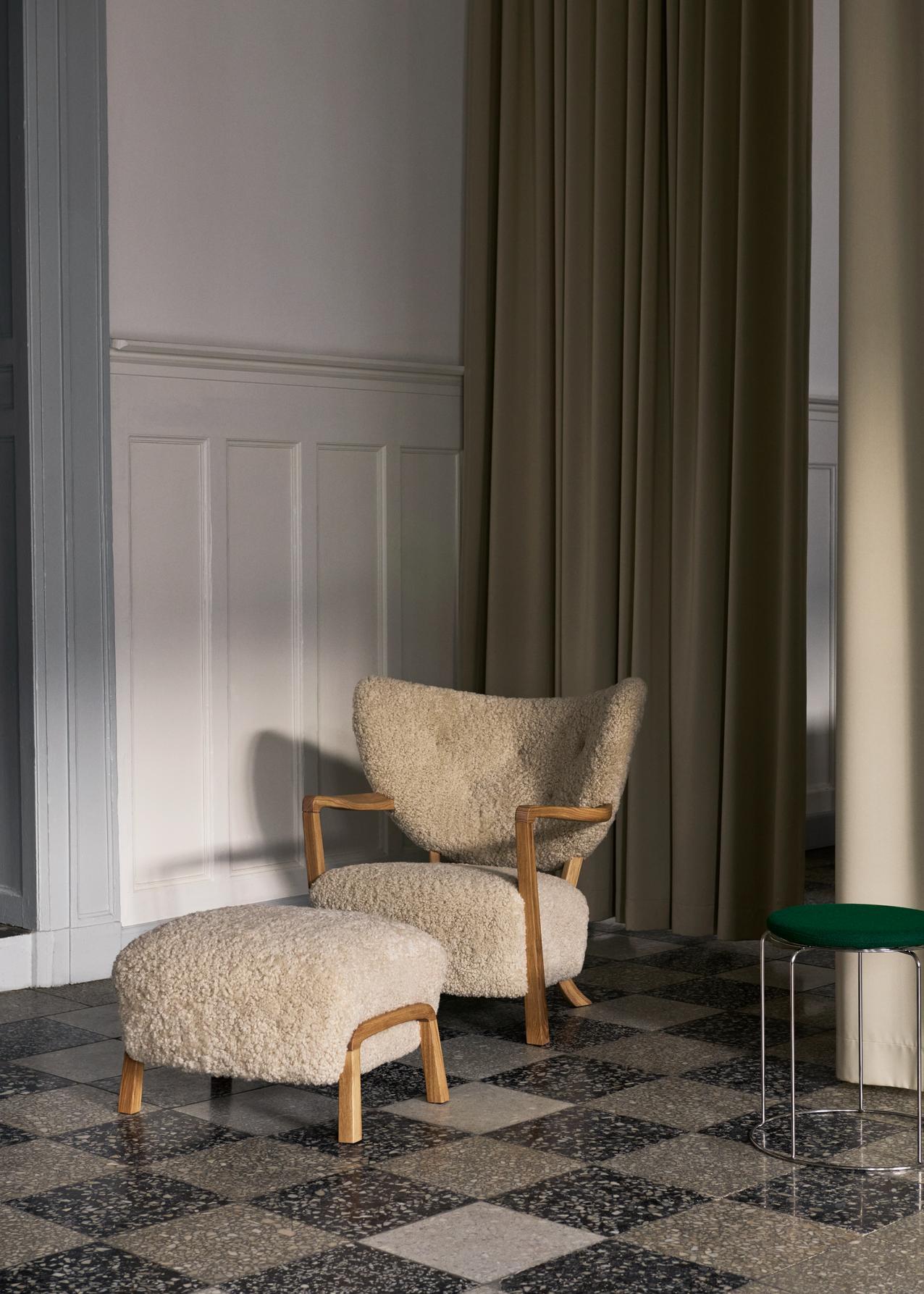 Based on the signature aesthetics of the sculptural Wulff lounge chair, the Wulff pouf is handcrafted with solid oak legs. Whether you use it as a footrest for the Wulff chair or as a quaint lounge stool on its own – the ultimate goal is