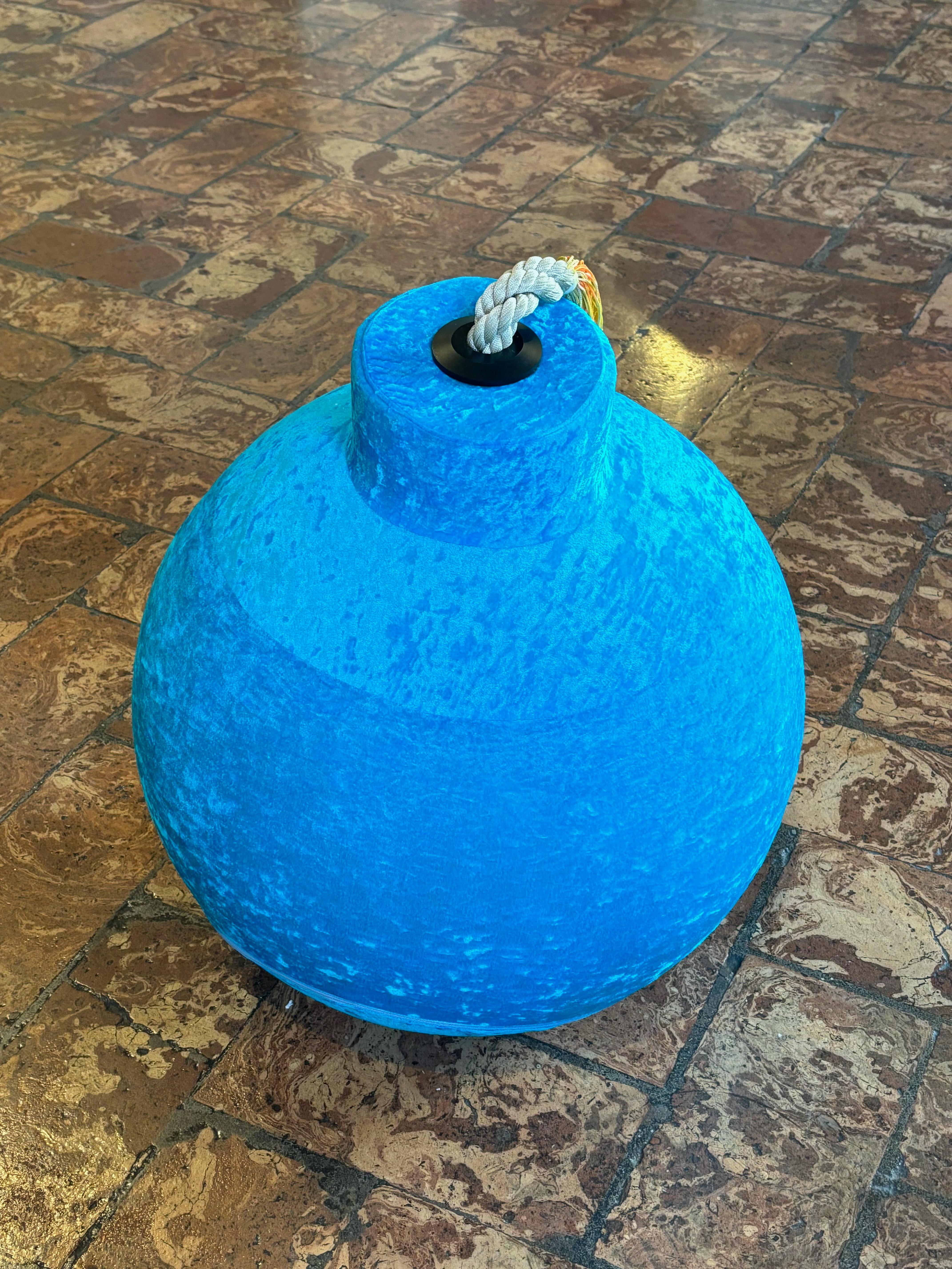 C'est une bombe.
Être assis sur une bombe.
Confortable et conciliant, cet élément de l'imaginaire collectif devient un siège informel et ludique pour de nouveaux Munchausen.

Pouf Boom Model by Gugliermetto Experience, édition spéciale pour Superego