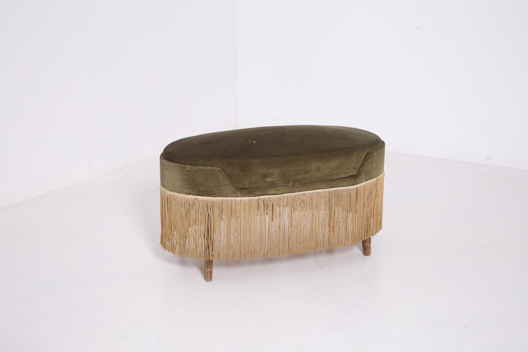 Elegant pouf made by Osvaldo Borsani in the 1950s. The pouf is in its original conditions of the time. Its original fabric is dark green velvet.
To complete and make this product unique are its skirt bangs inserted on the entire circumference of