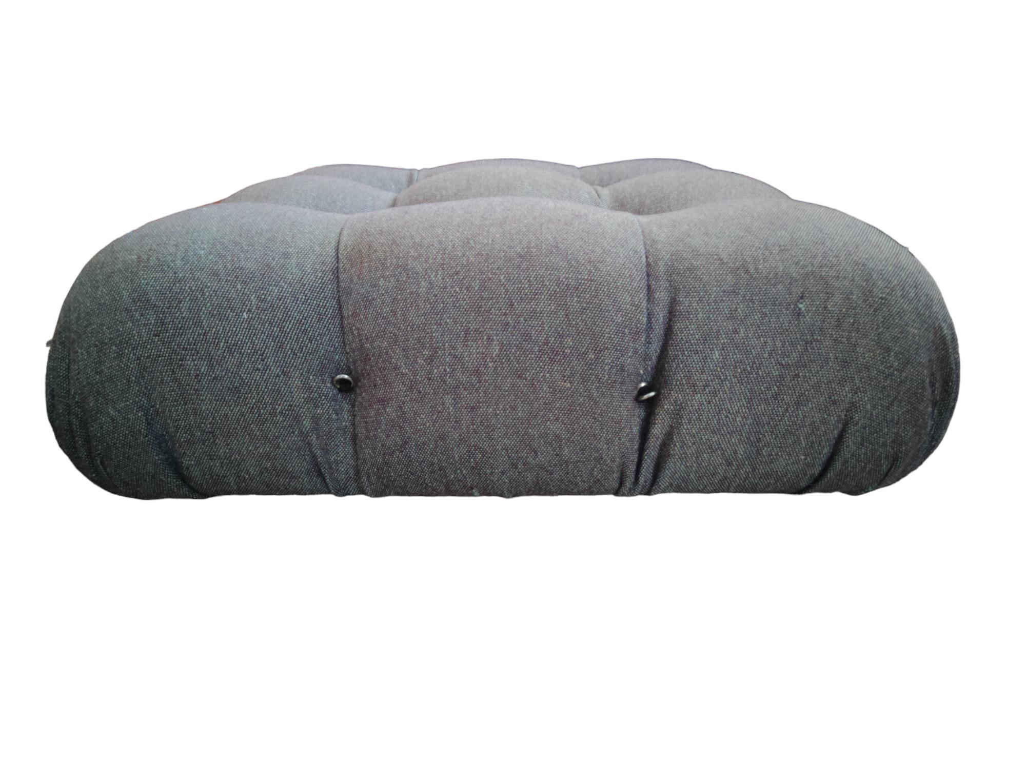 rare pouf model Camaleonda, designed by Mario Bellini for C&B Italia (B&B's first name, thus older and rarer), made and preserved in its original gray melange fabric.
Measures 96 x 96 cm, height 40 cm, in very good overall condition, with obvious