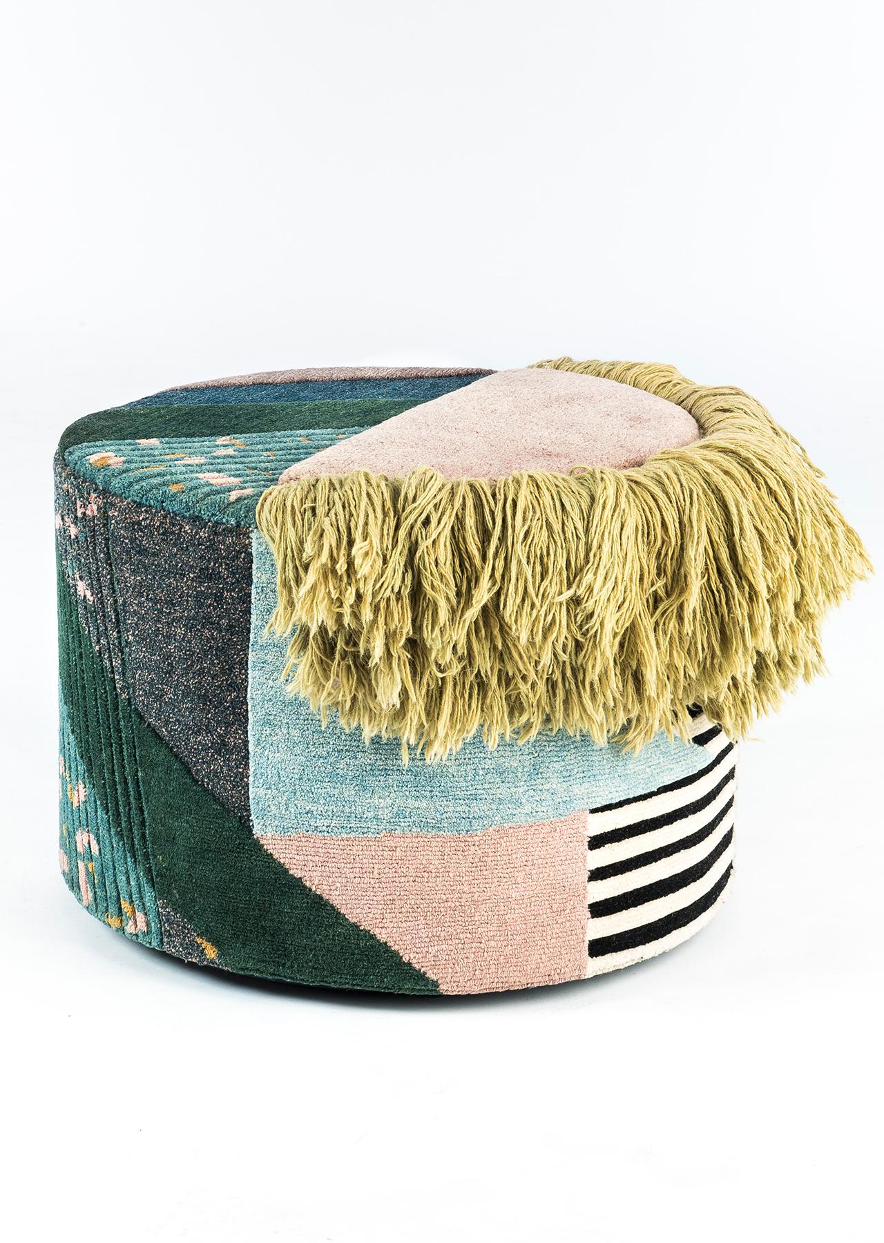 Pouf Charaktere colette di Lyk Carpet
Dimensioni: Ø 62 x H. 47 cm.
Materiali: 100% lana tibetana, lana vergine pettinata e filata a mano, lana naturale tinta al vegetale, 100 nodi per pollice quadrato.
Annodato a mano, ogni oggetto è rivestito