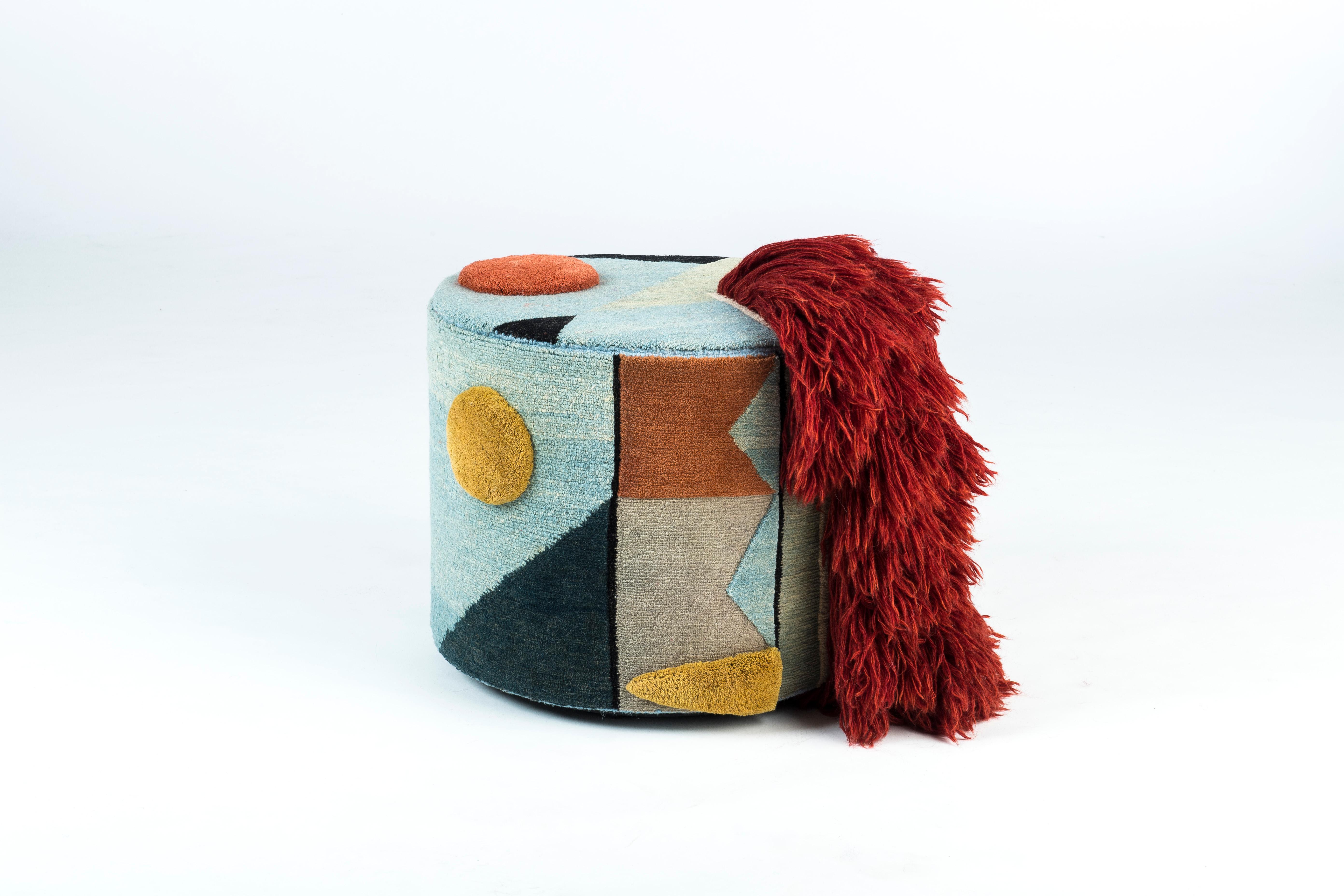 Pouf Charaktere Massimiliano by Lyk Carpet
Dimensions: Ø 53 x H 47 cm.
Materials: 100% tibetan highland-wool, new pure hand-combed and hand-spun wool, natural vegetable-dyed wool, 100 knots per square inch.
Hand-knotted. Each object is
