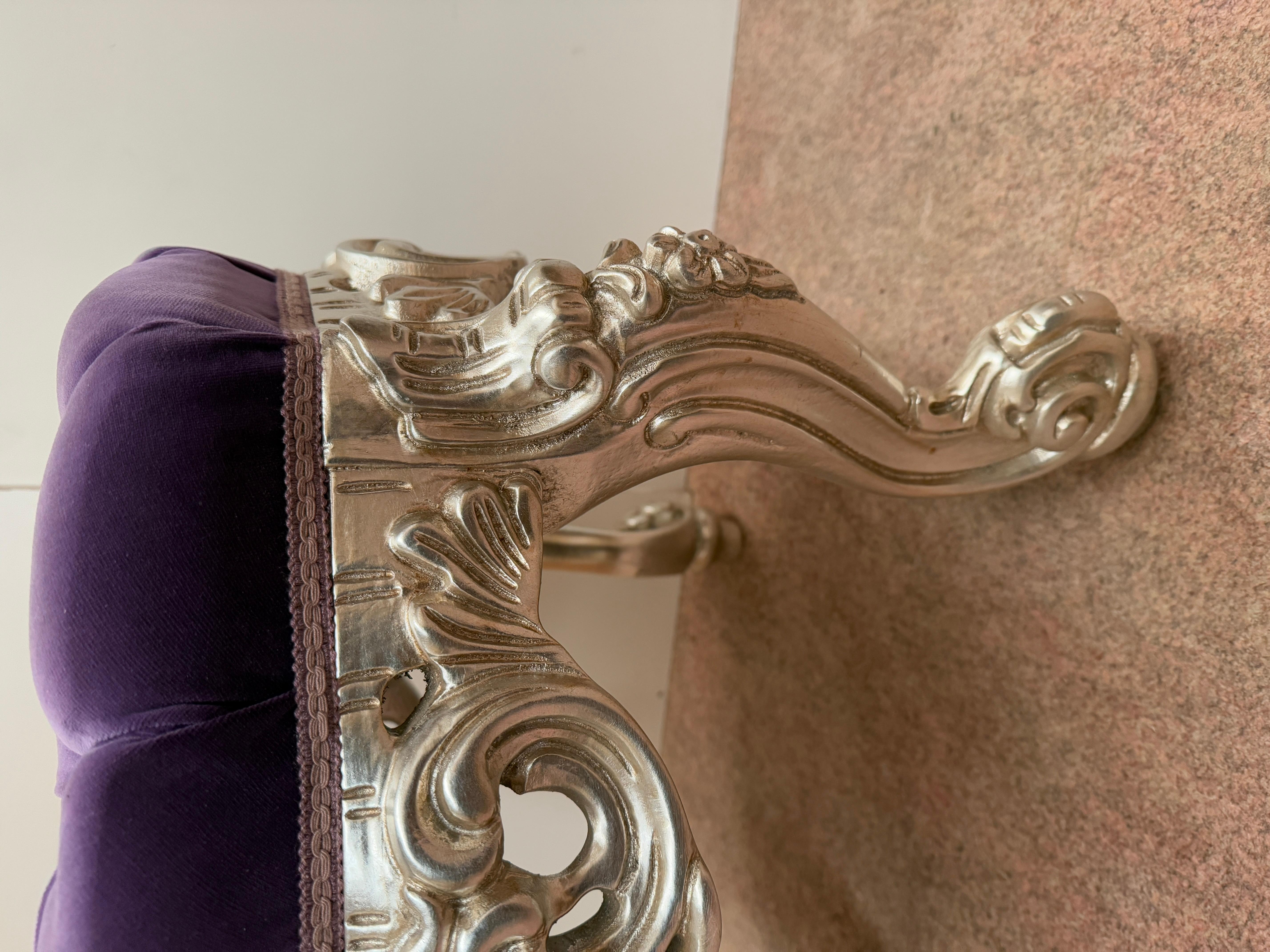 Luxury Italian 20th century silvered carved wood pouf purple color In Excellent Condition For Sale In Cantù, IT