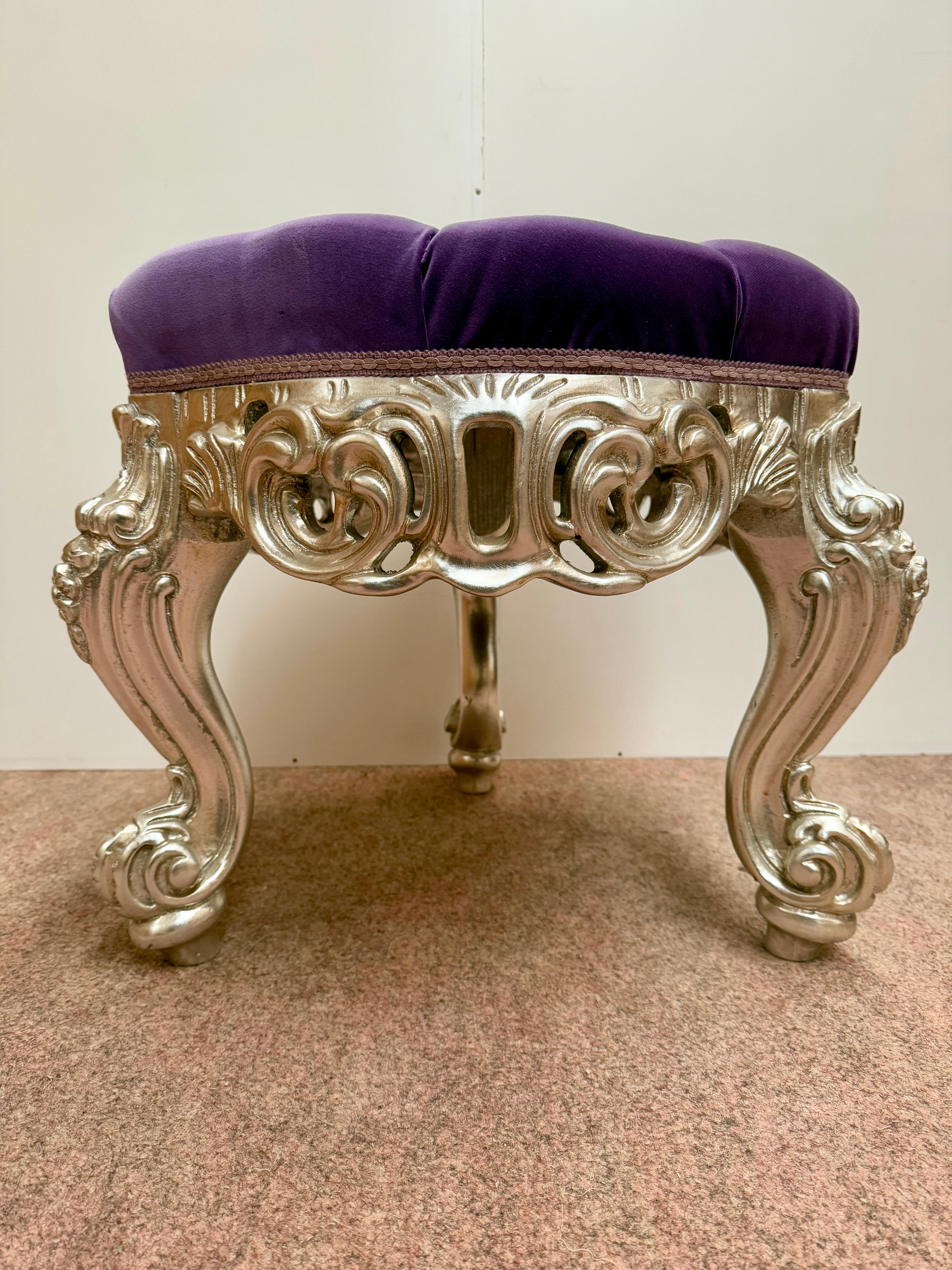 Luxury Italian 20th century silvered carved wood pouf purple color For Sale 1