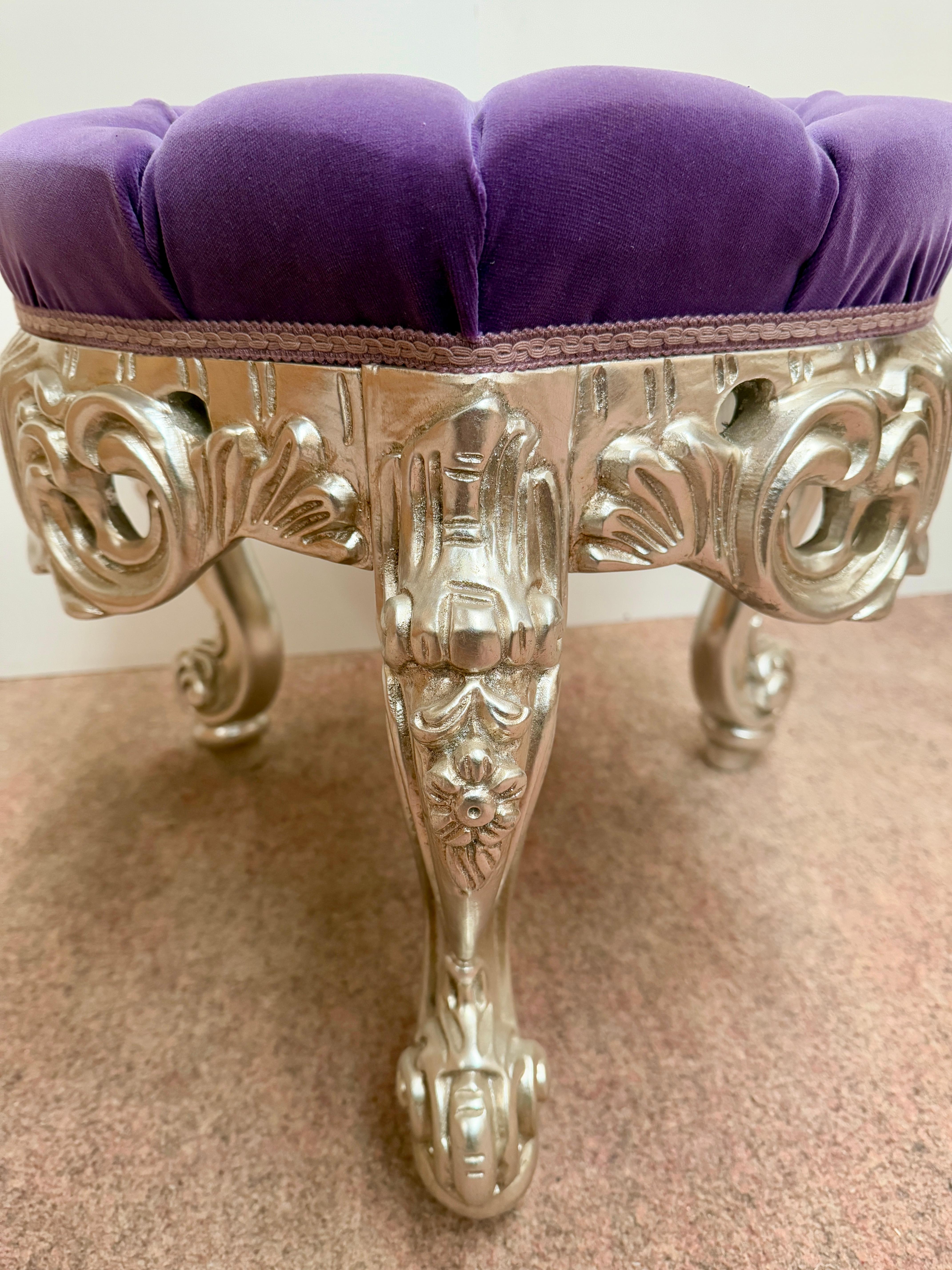 Luxuriöser italienischer versilberter Holzhocker des 20. Jahrhunderts in violetter Farbe im Angebot 1