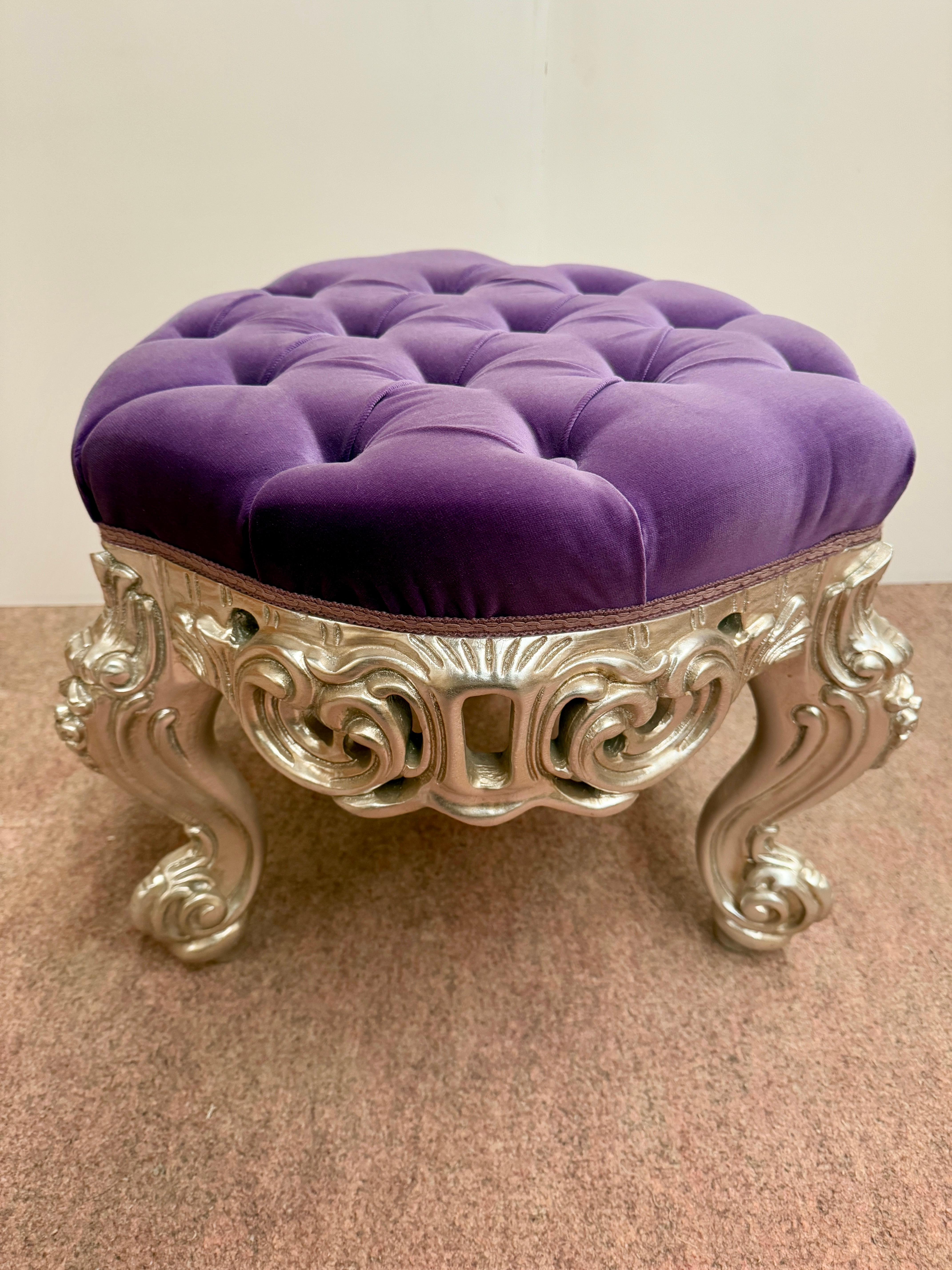 Luxury Italian 20th century silvered carved wood pouf purple color For Sale 3