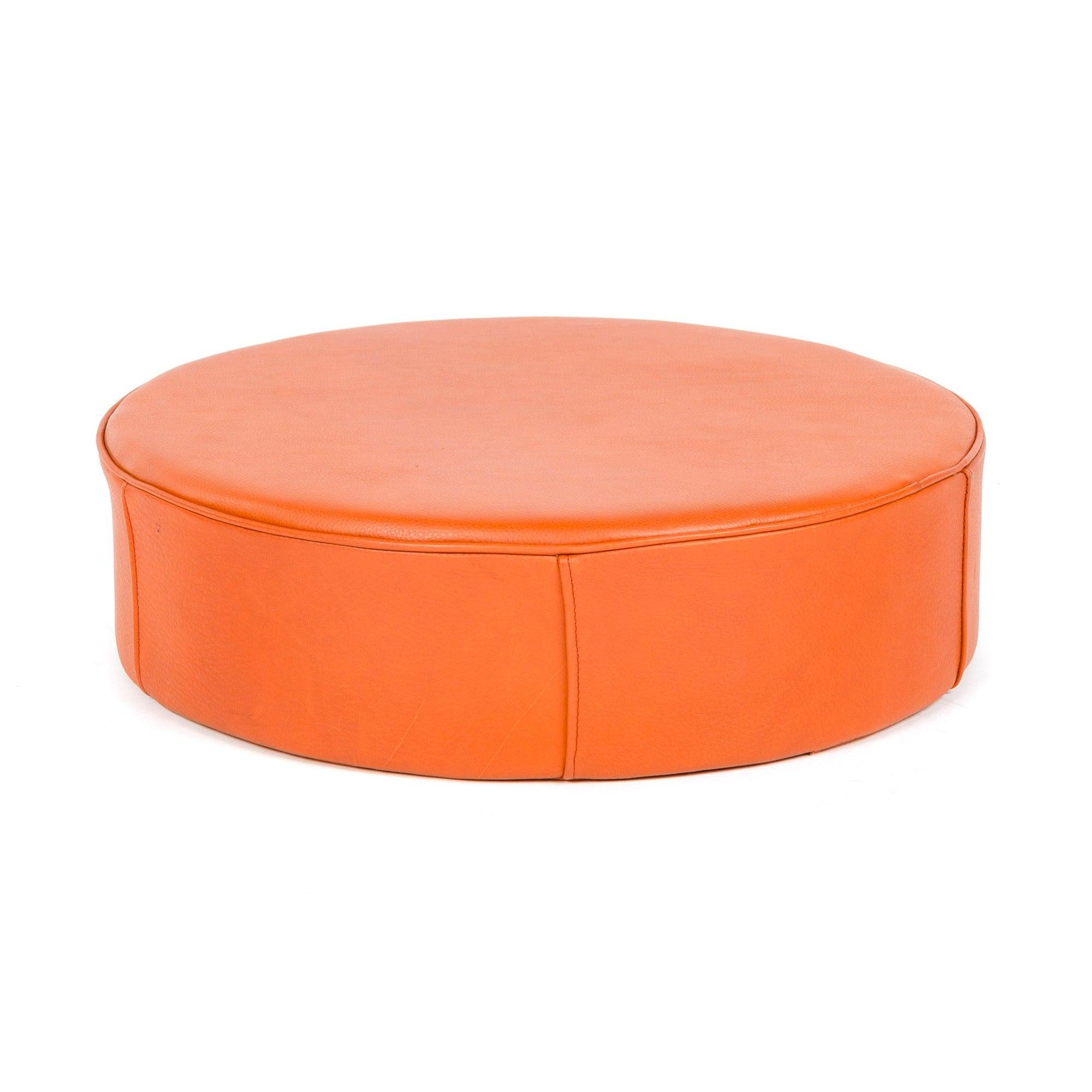 Un pouf imbottito in pelle rossa, adattabile a un'ampia varietà di usi. Nuova produzione da parte del produttore originale.