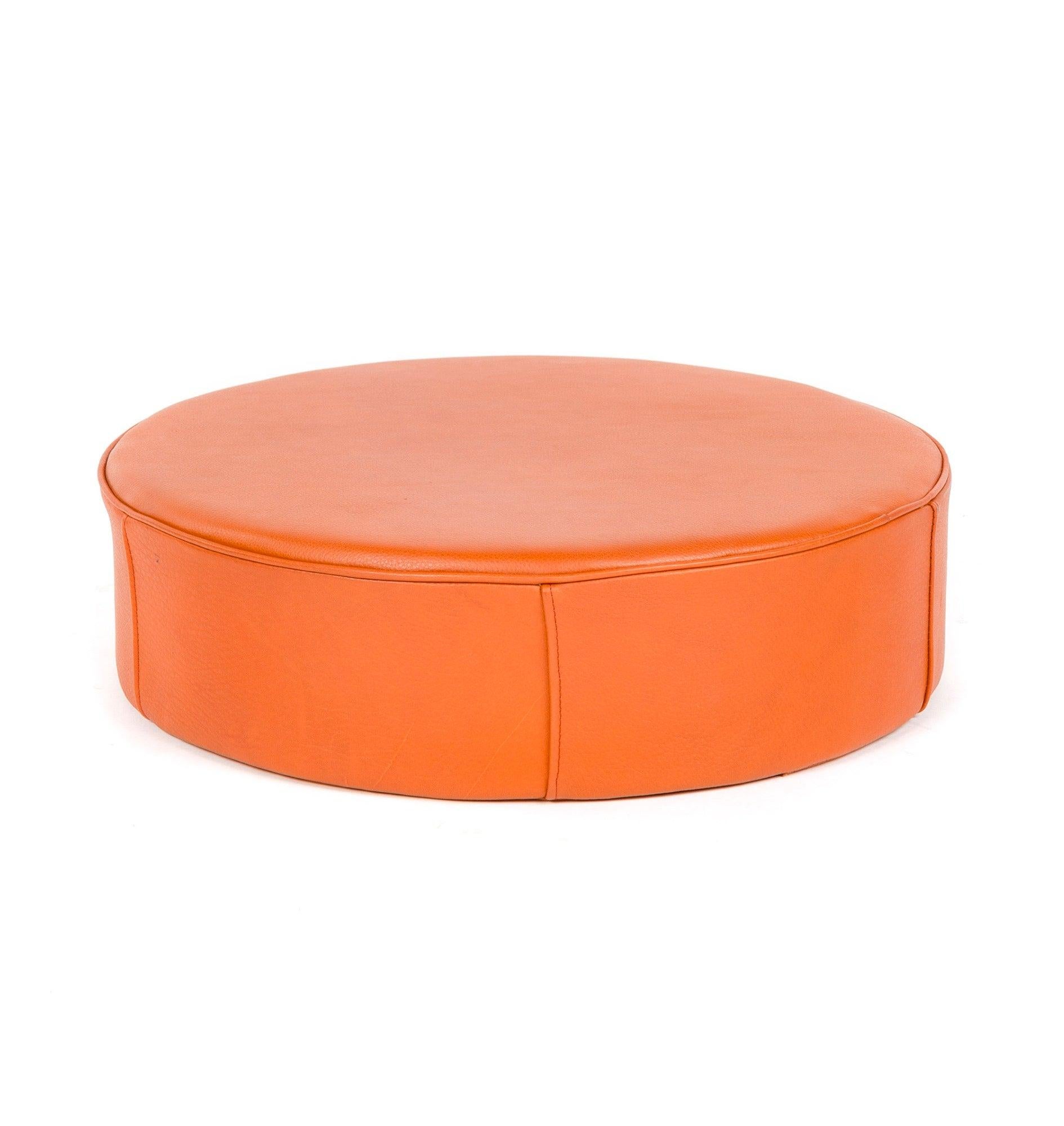 Un ottoman en cuir rembourré orange, adaptable à une grande variété d'utilisations. Nouvelle production par le fabricant d'origine.