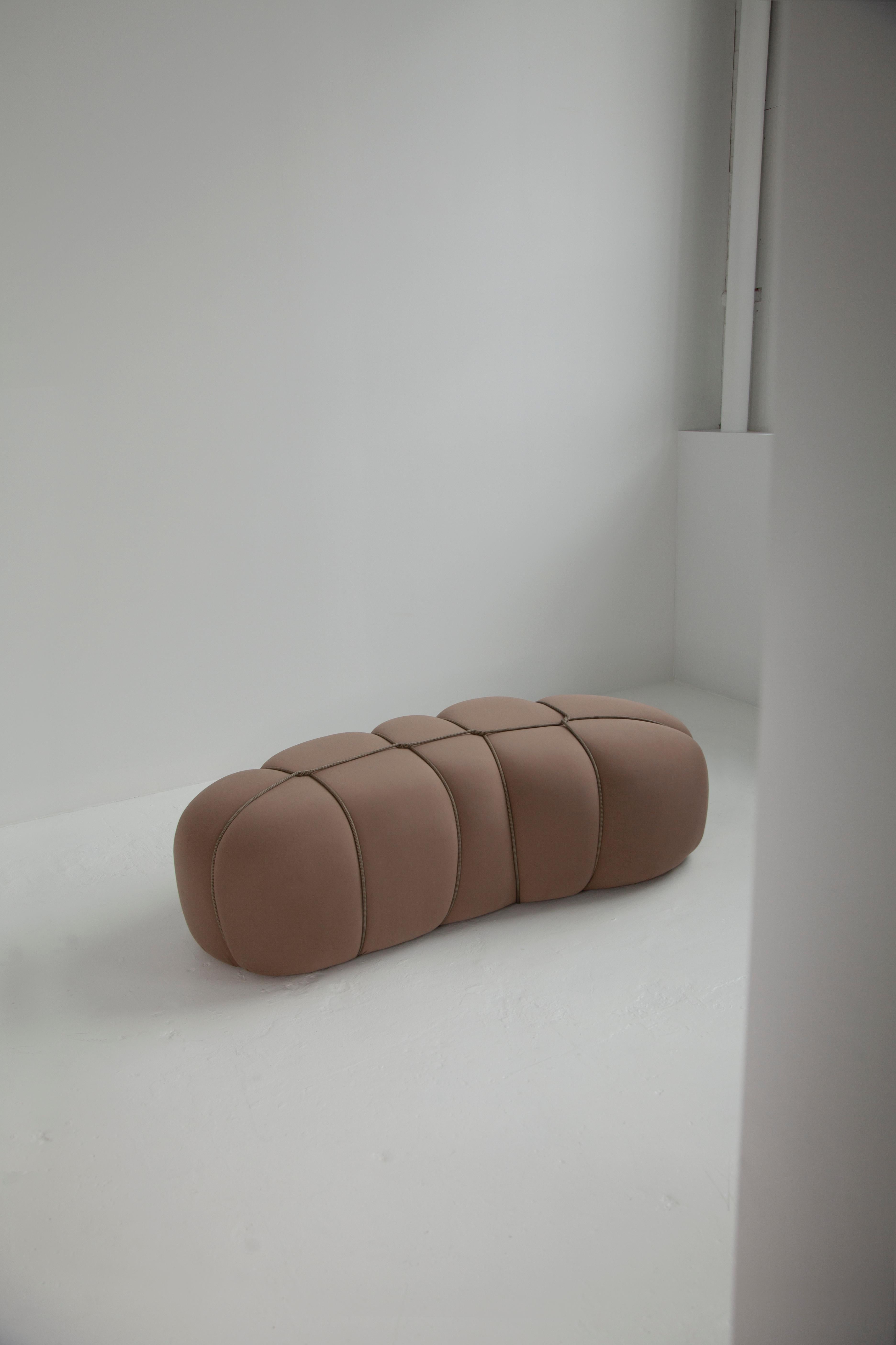 Les poufs sont une forme de mobilier modulaire conçu à la fois pour la détente et l'assise. Ils sont fabriqués en mousse souple recouverte d'un tissu épais et élastique qui dissimule toutes les coutures visibles. S'inspirant de l'art complexe du