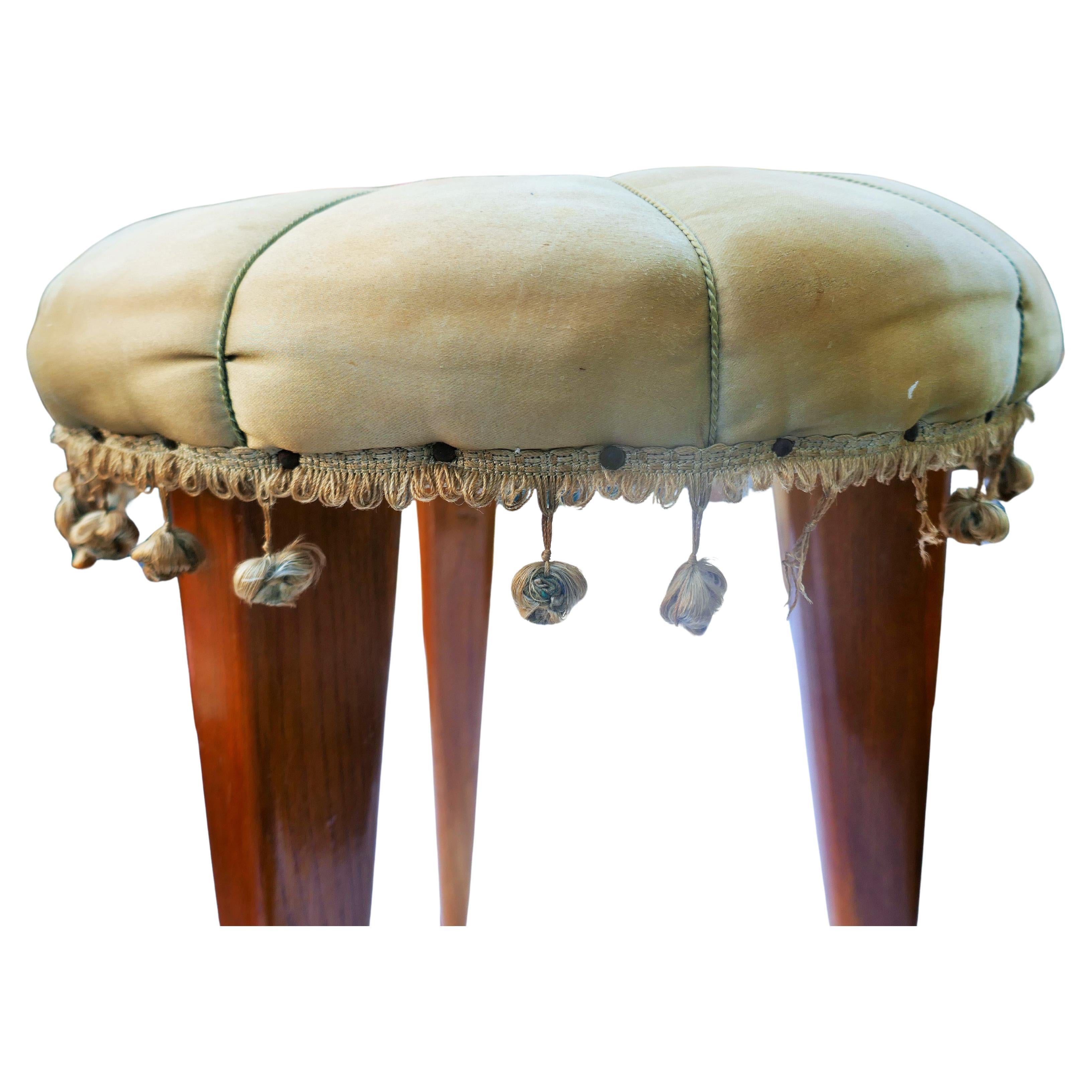 Pouf dans le style de Paolo Buffa et Gio Ponti
Défauts mais en bon état.
Nous vous remercions.