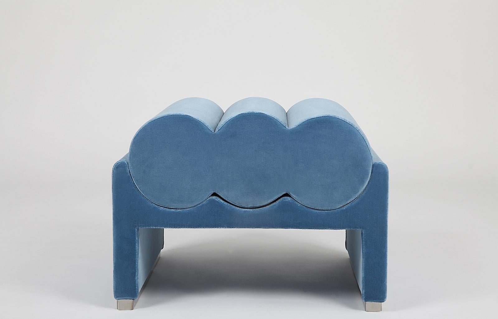 Kyl is a fabric pouf inspired by the lines of the Kylíndo armchair. The modular pouf is versatile; available in a long version, which can be used as a bench, or a short version, which can also be used individually in combination with the Kylindo