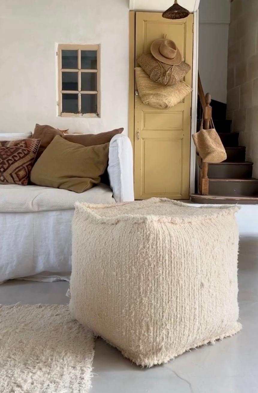 Portoghese Pouf portoghese in cotone ecru intrecciato a mano Lago SAUDADE DESIGN in vendita