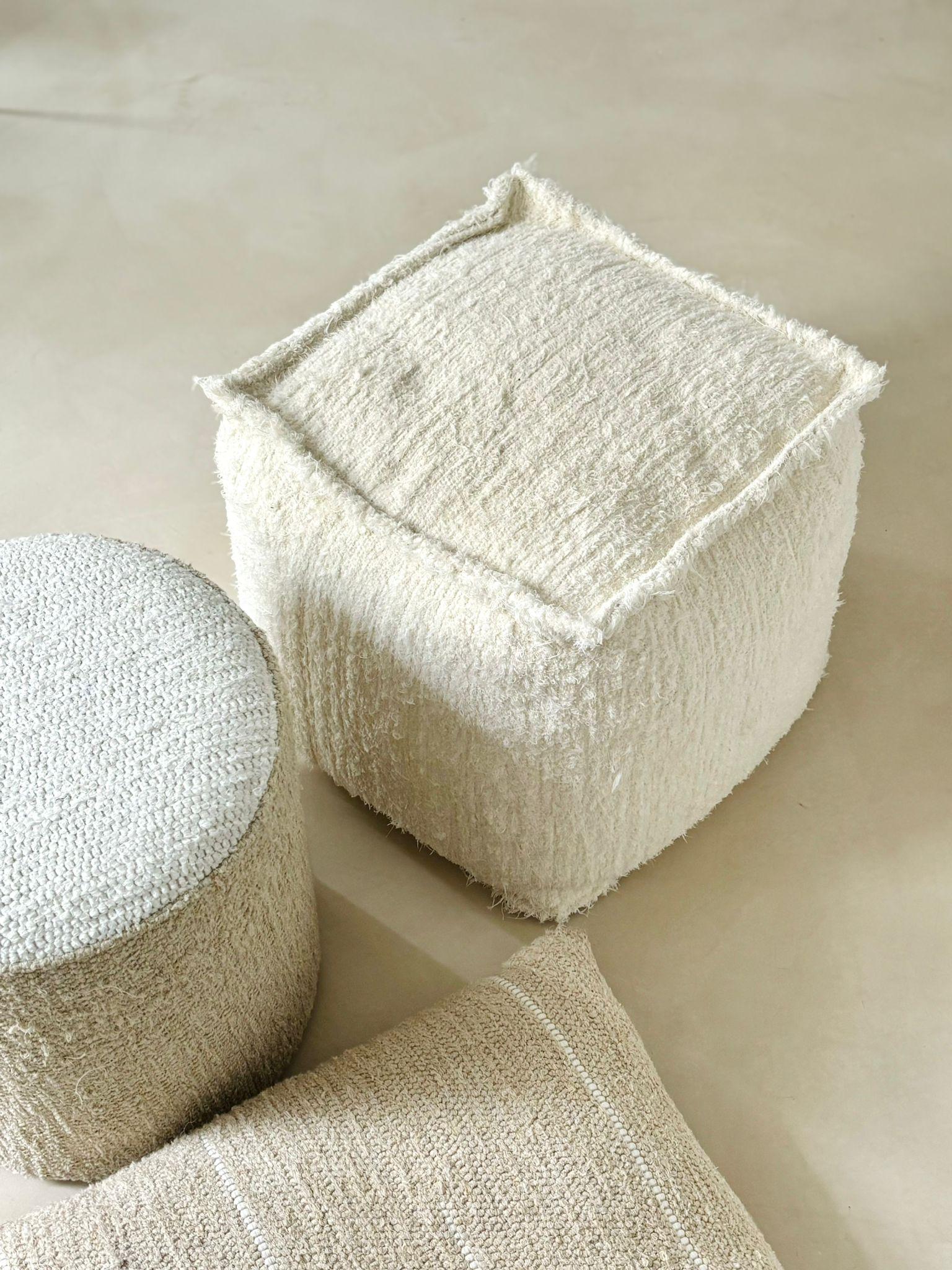 Tessuto a mano Pouf portoghese in cotone ecru intrecciato a mano Lago SAUDADE DESIGN in vendita