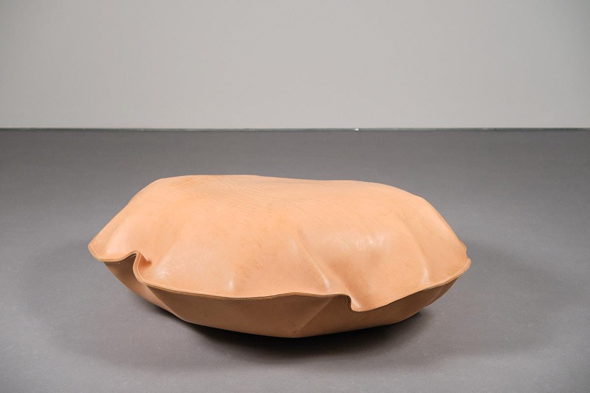 XXIe siècle et contemporain Pouf en cuir de vache Brown Unique Fait à la main Aire_3 par Jordi Ribaudí en vente