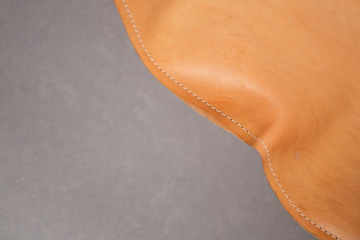Cuir Pouf en cuir de vache Brown Unique Fait à la main Aire_3 par Jordi Ribaudí en vente