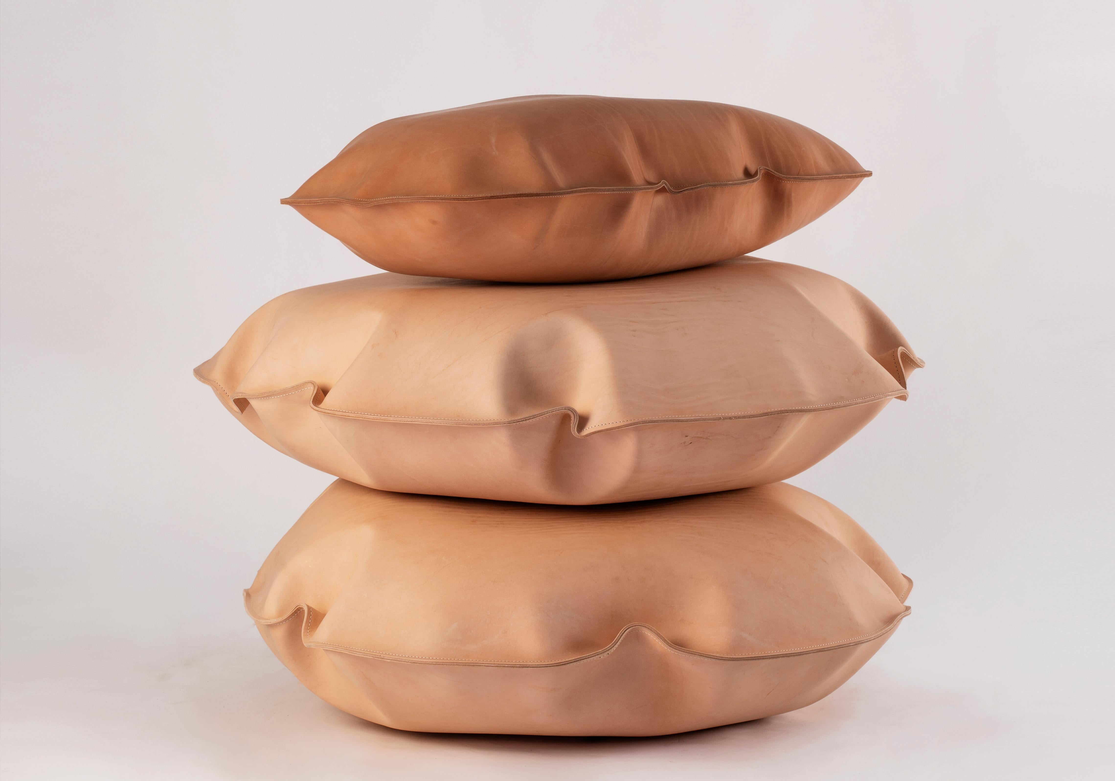 Pouf en cuir de vache Brown Unique Fait à la main Aire_3 par Jordi Ribaudí en vente 2