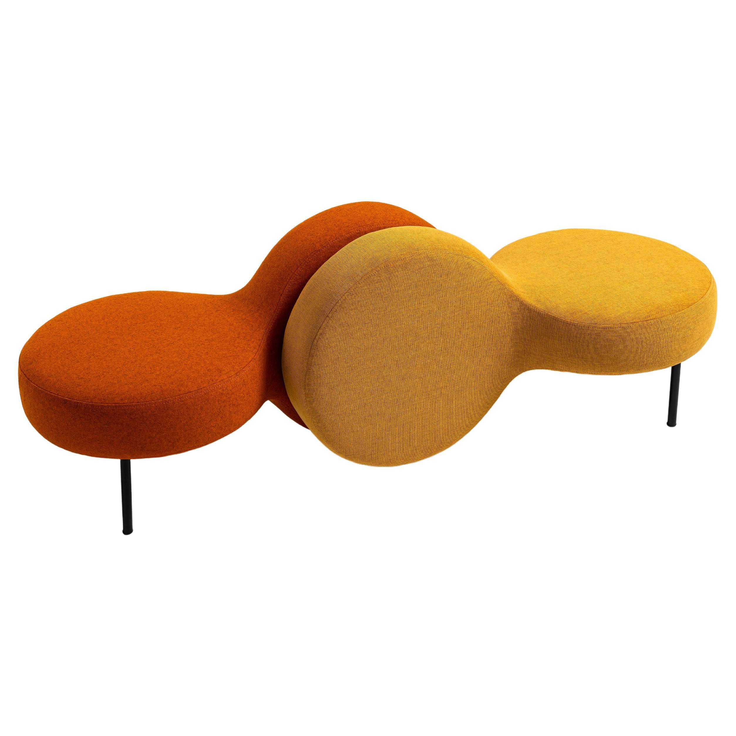 Hocker aus Wollstoff mit Schleife von WOO (Ukrainisch) im Angebot