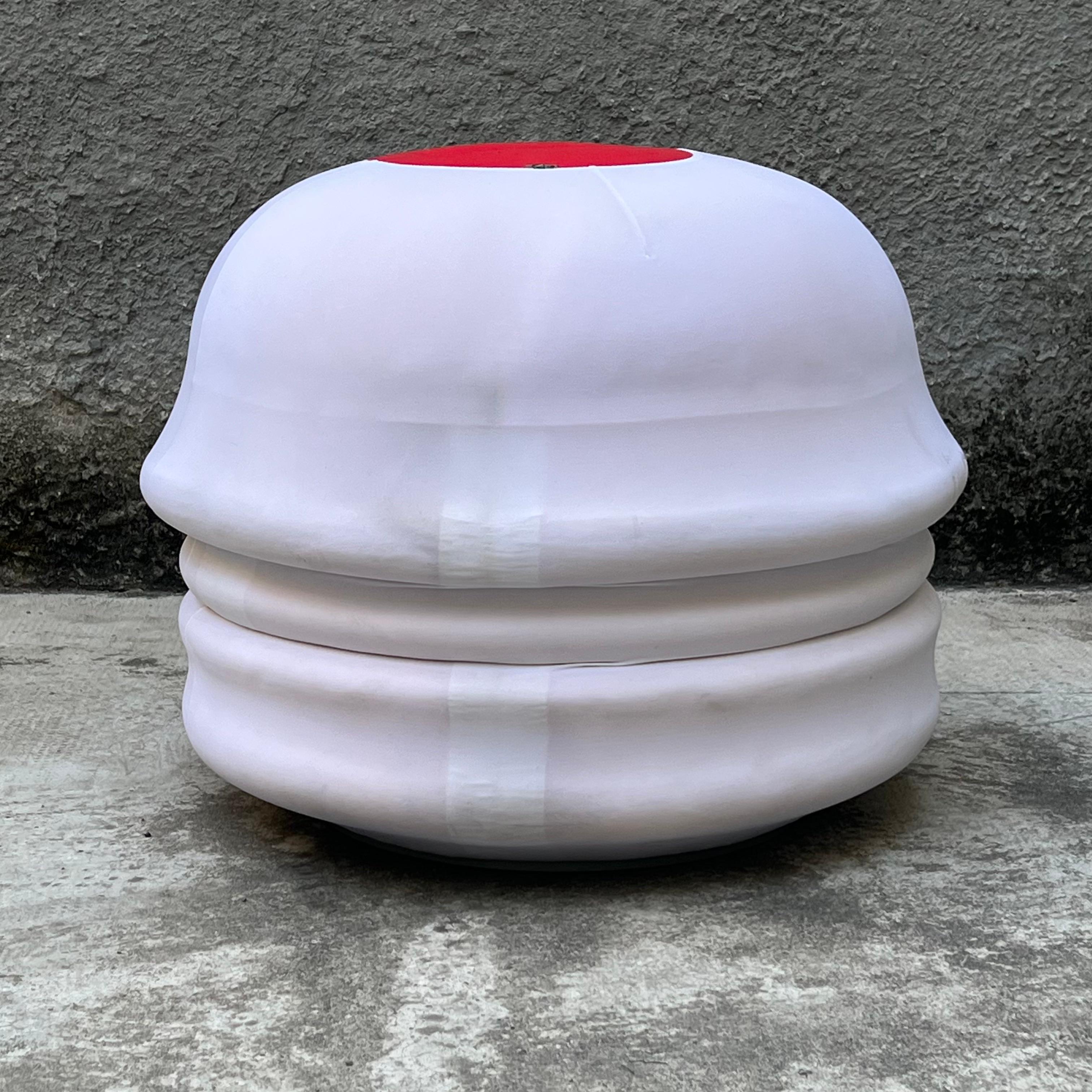Un pouf moderne, léger et polyvalent qui peut être utilisé comme repose-pieds mais aussi comme siège, conçu par Denis Santachiara, inspiré d'une célèbre sculpture du XXe siècle.
Fabriqué en mousse thermoformée et recouvert d'un matériau élastique