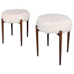 Pouf o sgabelli in legno e tessuto peloso, danesi di metà secolo, 1960 ca. Pouf o sgabelli in legno e tessuto peloso, danesi di metà secolo, 1960 ca.