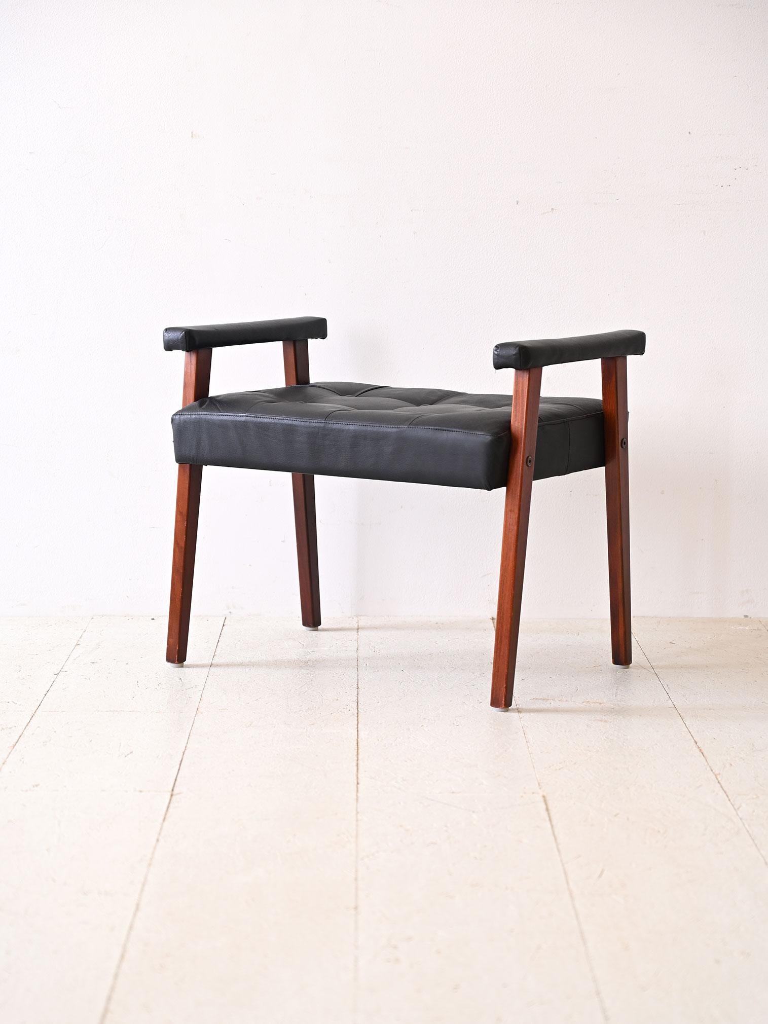 Sgabello scandinavo di modernariato.                                                                                                                                                        Questo sgabello unisce il fascino del passato con la