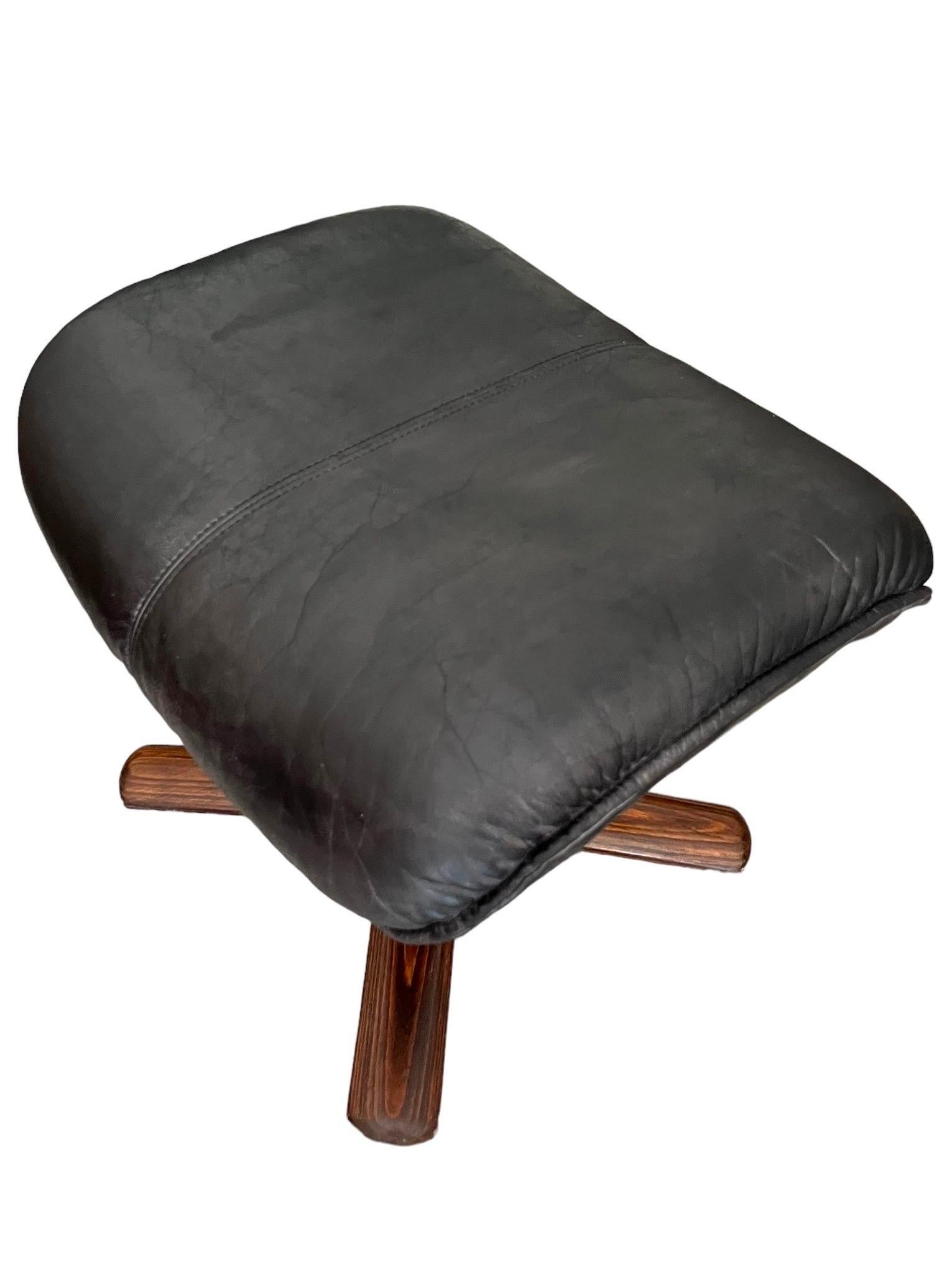 Pouf et repose-pieds en cuir norvégien Hjellegjerde, Norvège, années 1970 en vente 3