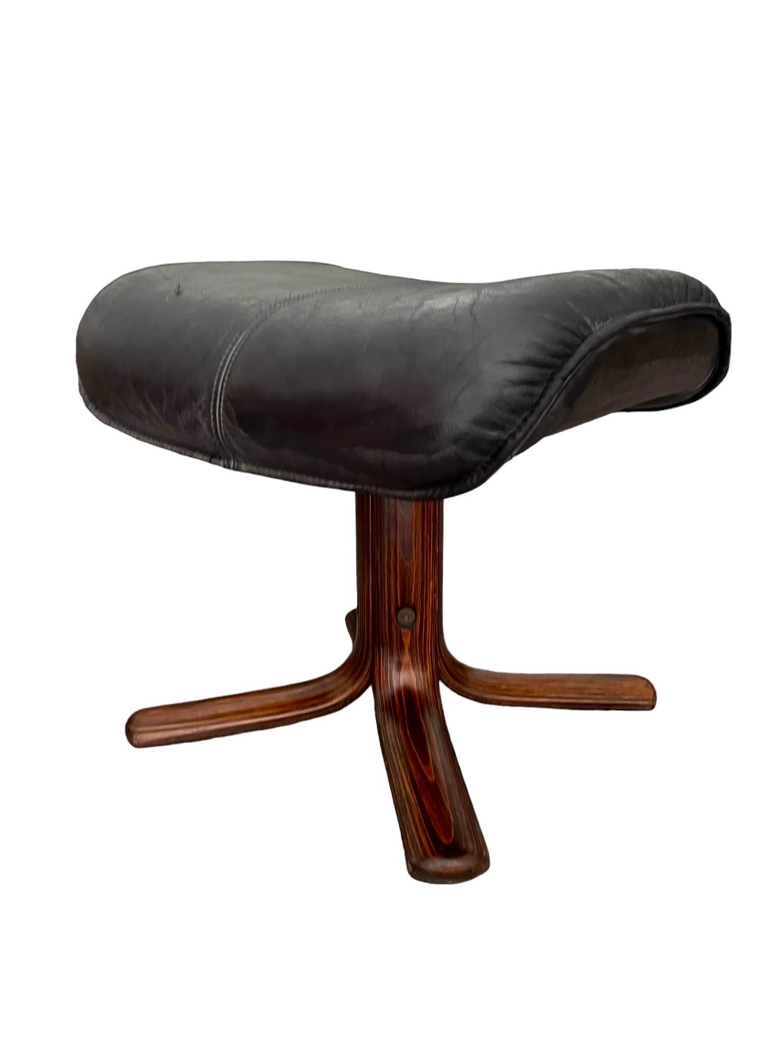 Pouf et repose-pieds en cuir norvégien Hjellegjerde, Norvège, années 1970 en vente 4