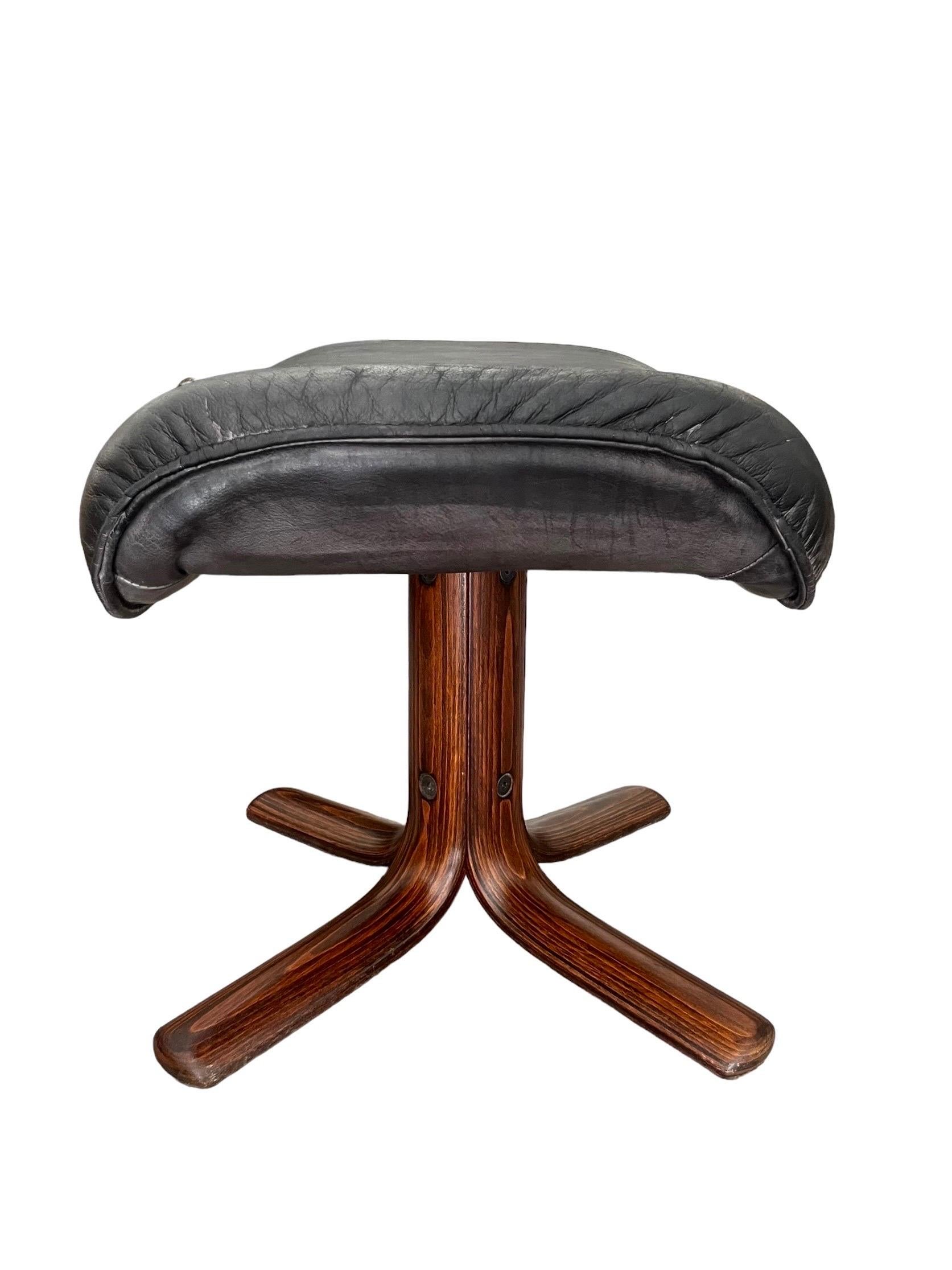 Pouf et repose-pieds en cuir norvégien Hjellegjerde, Norvège, années 1970 en vente 5