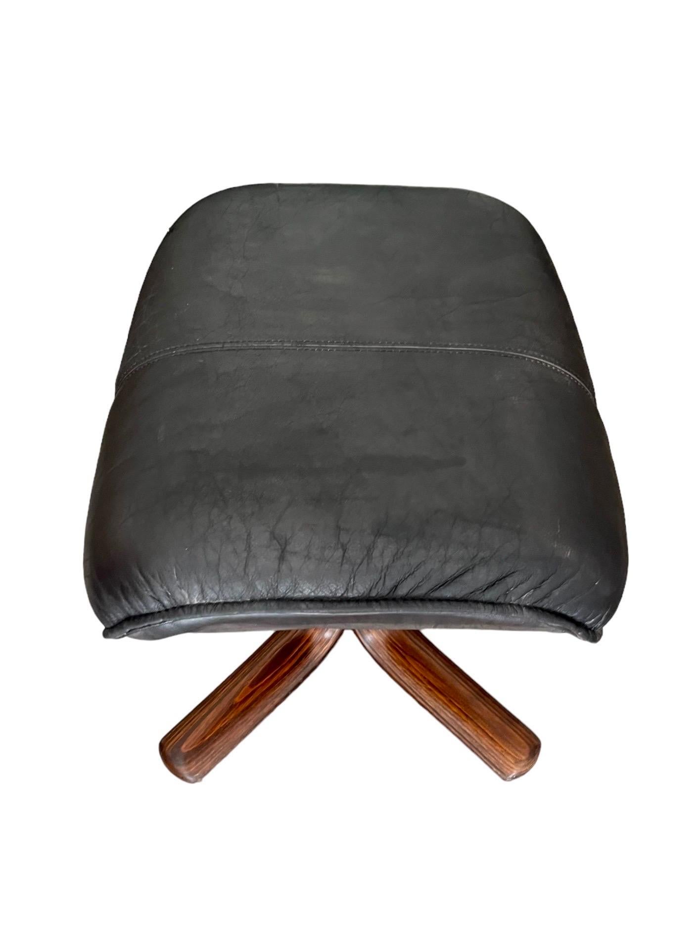 Pouf et repose-pieds en cuir norvégien Hjellegjerde, Norvège, années 1970 en vente 6